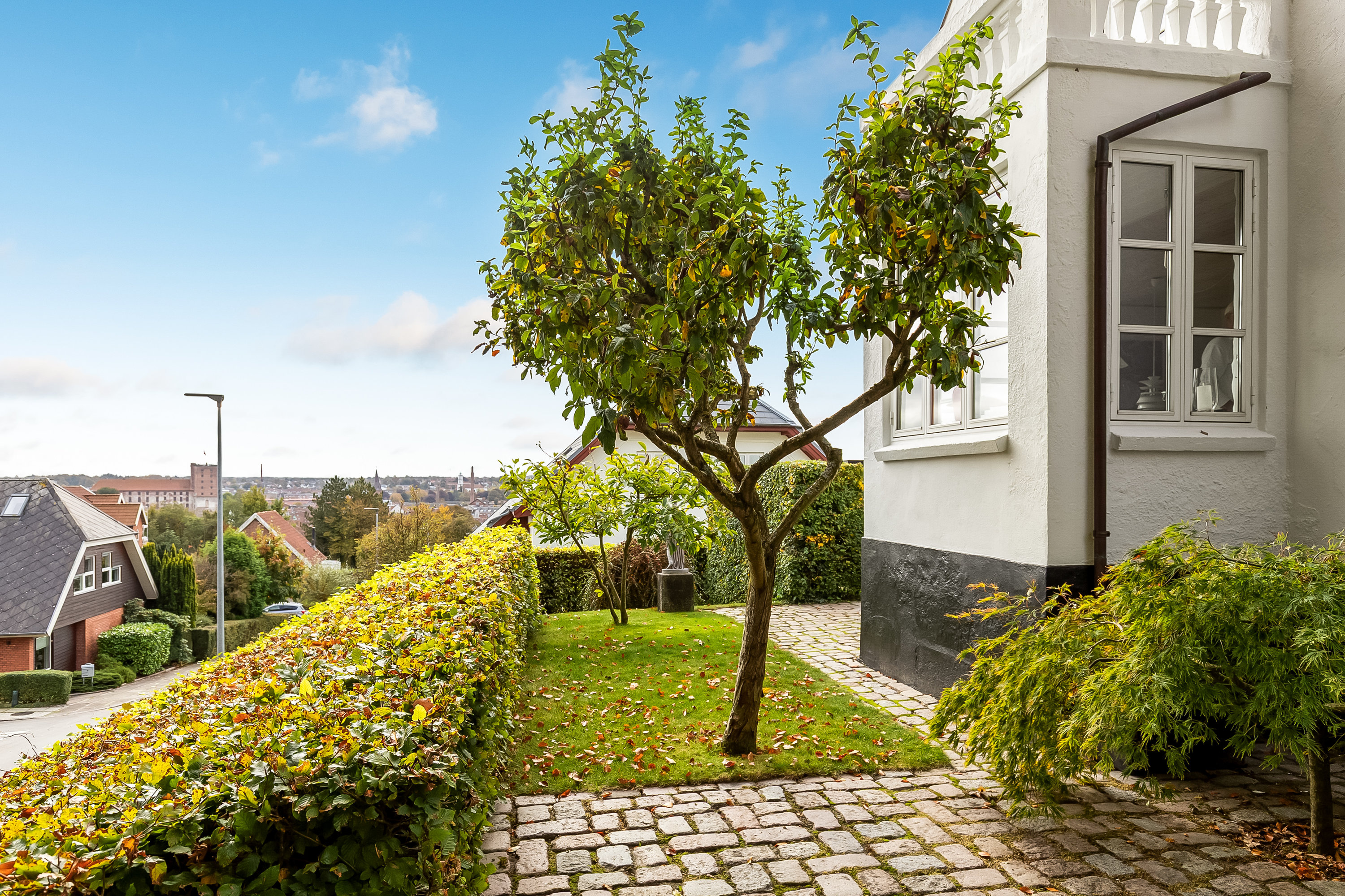 Fremhævet forhave billede i fuldskærmstilstand. Billede af Koldingbjerg 25, 6000 Kolding