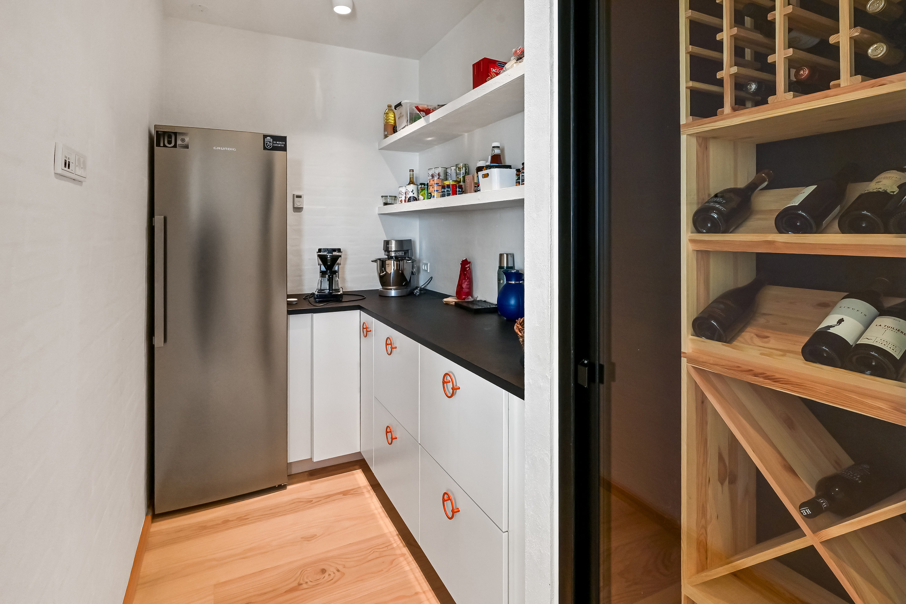 Fremhævet viktualierum billede i fuldskærmstilstand. Billede af Rønnebakken 8, Tjørring, 7400 Herning