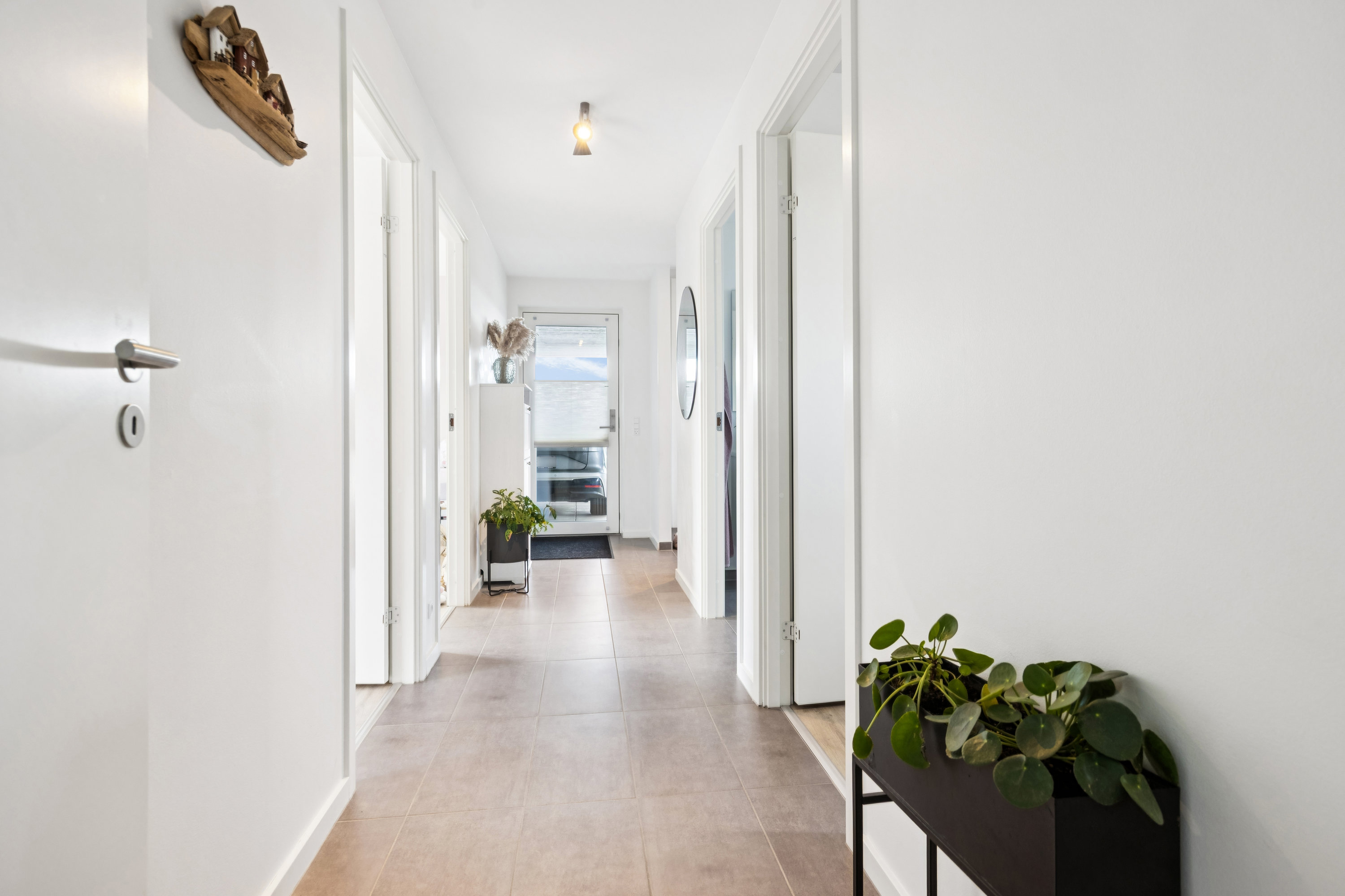 Fremhævet gang billede i fuldskærmstilstand. Billede af Tennisskoven 71, 9320 Hjallerup