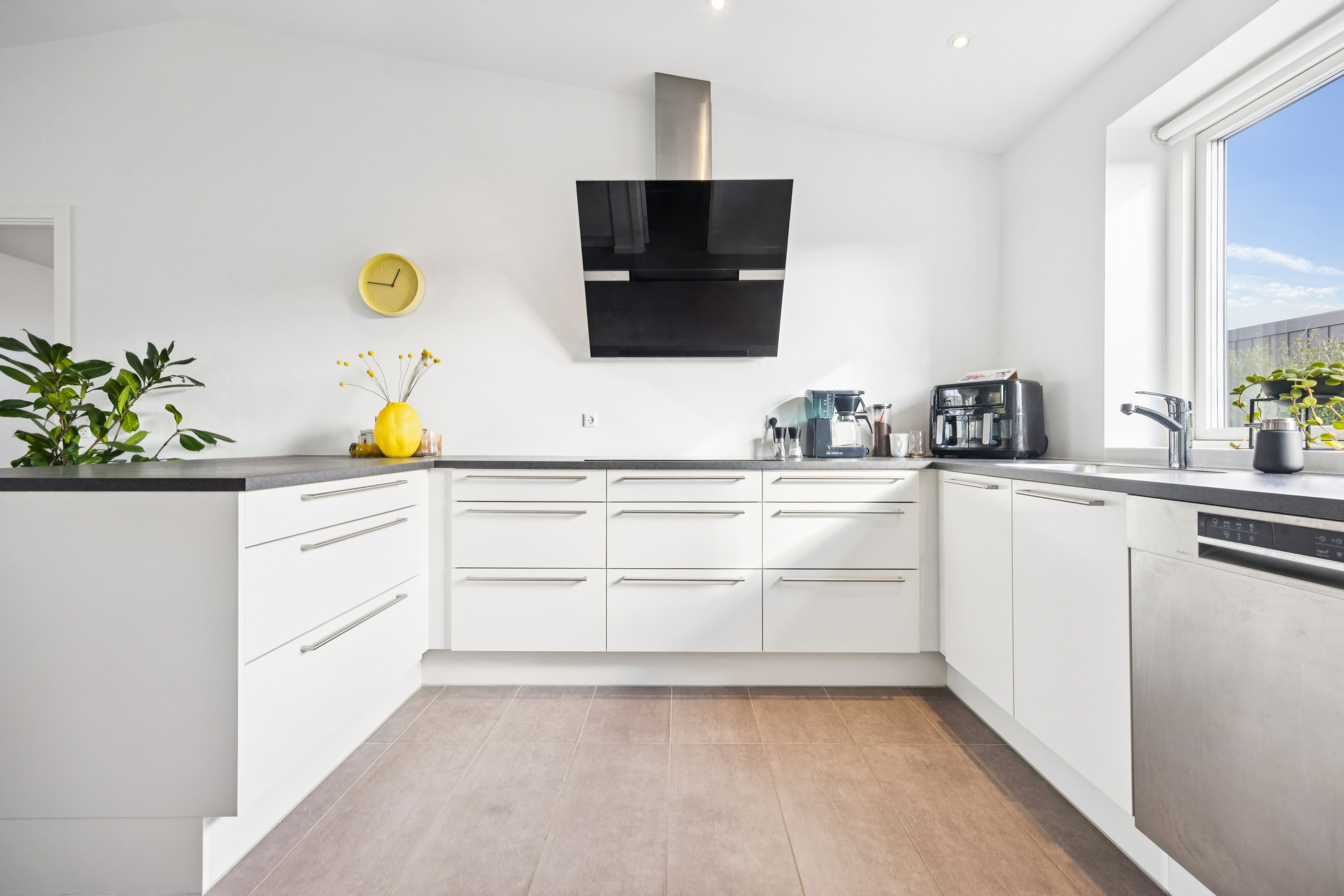 Fremhævet køkken billede i fuldskærmstilstand. Billede af Tennisskoven 71, 9320 Hjallerup