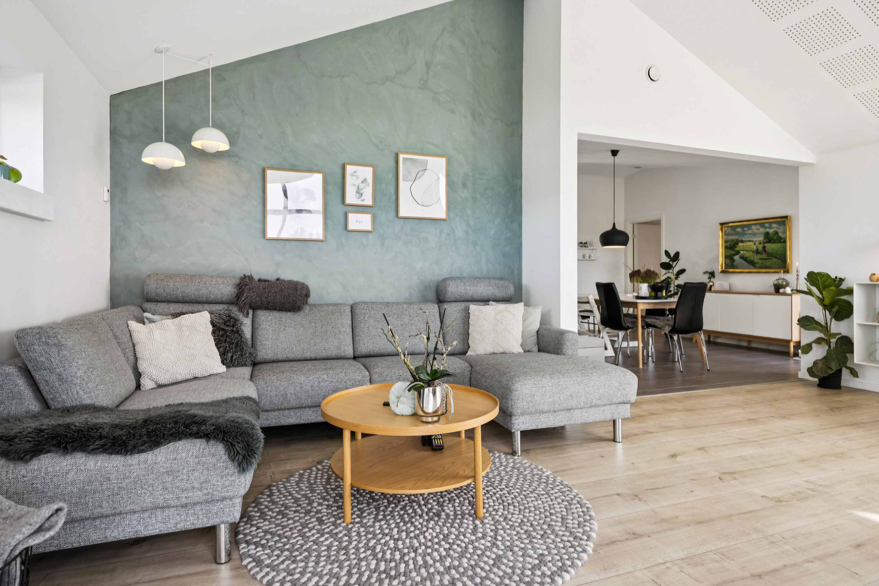 Fremhævet stue billede i fuldskærmstilstand. Billede af Tennisskoven 71, 9320 Hjallerup