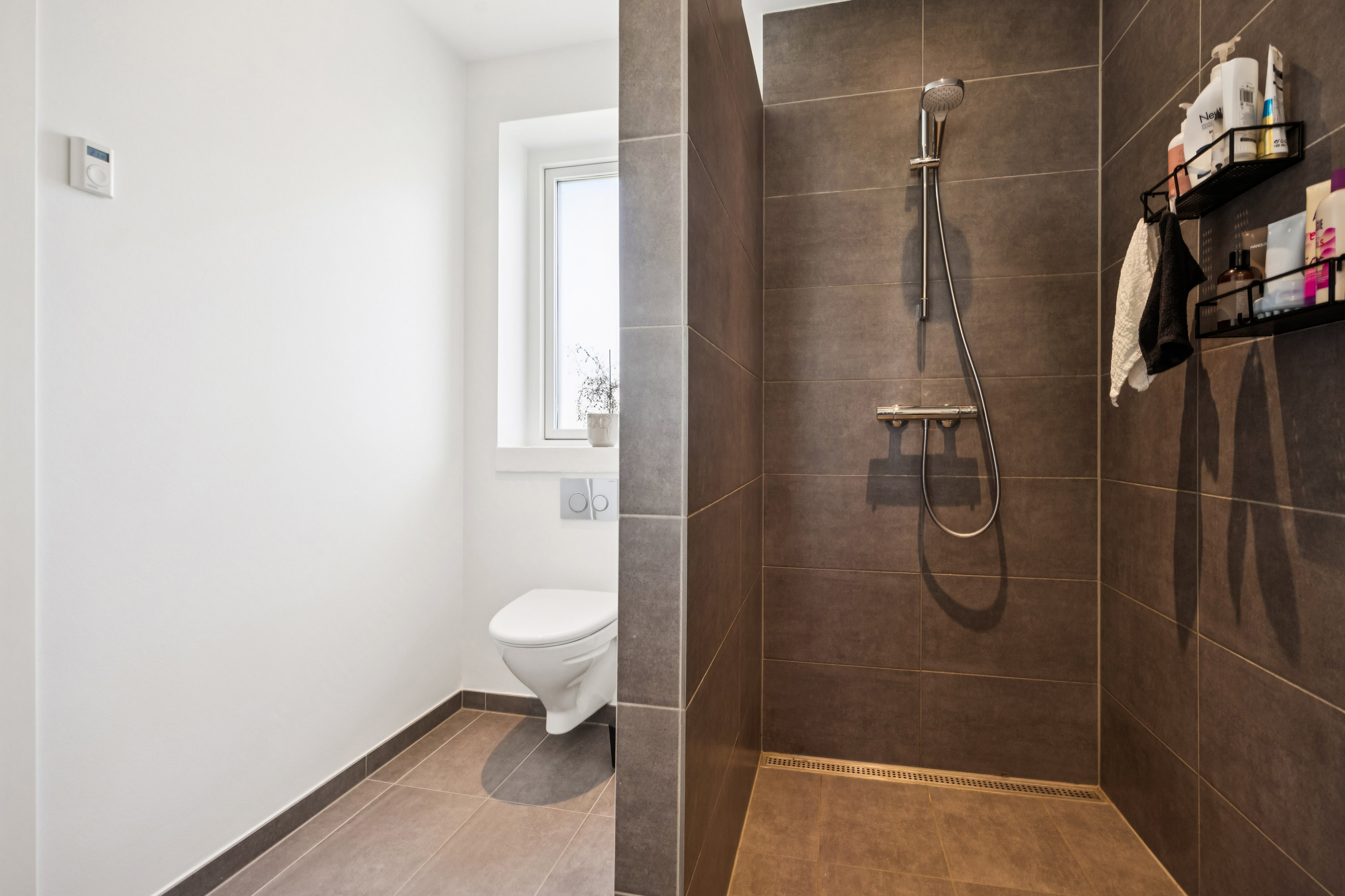 Fremhævet badeværelse billede i fuldskærmstilstand. Billede af Tennisskoven 71, 9320 Hjallerup