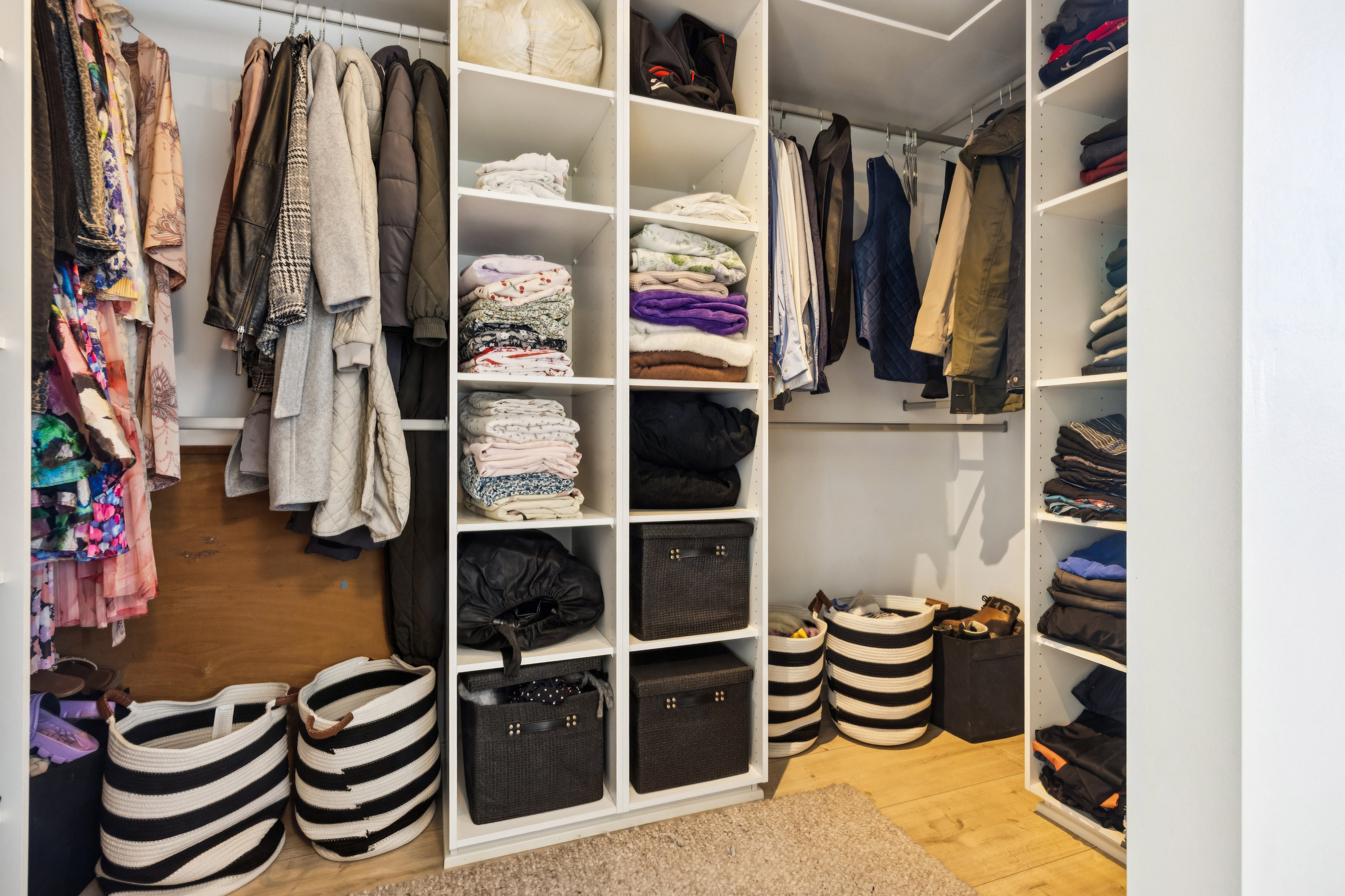 Fremhævet walkin closet billede i fuldskærmstilstand. Billede af Tennisskoven 71, 9320 Hjallerup