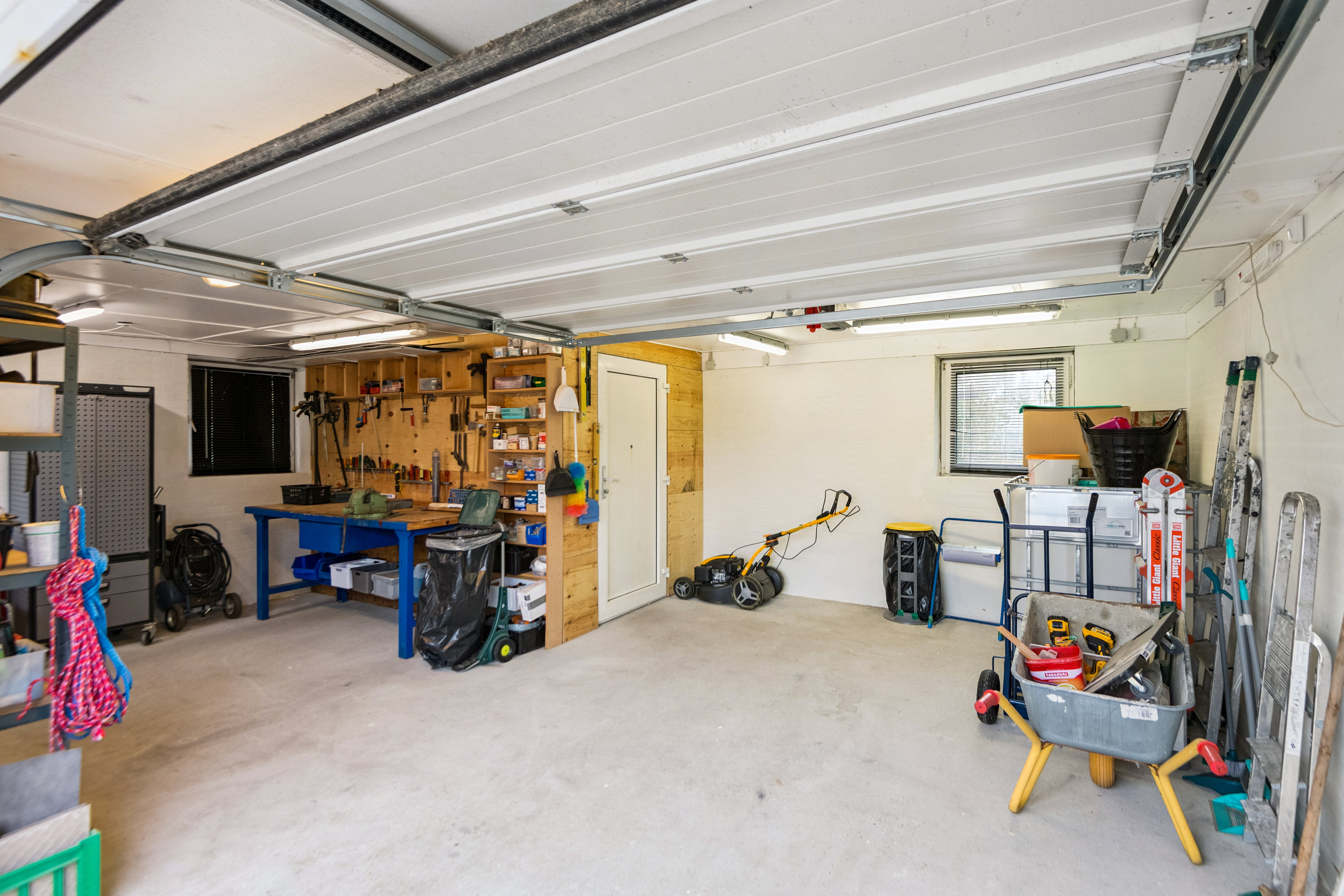 Fremhævet garage billede i fuldskærmstilstand. Billede af Beltoften 16, 9260 Gistrup