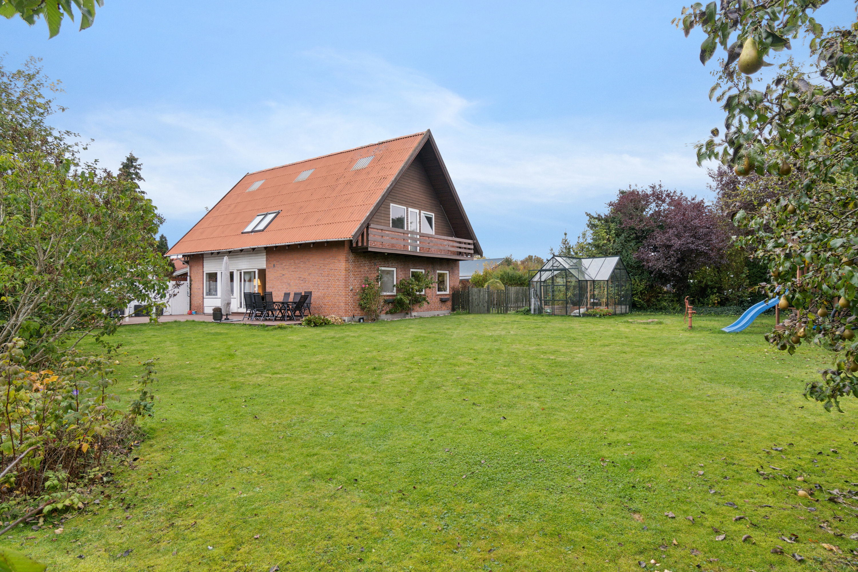 Fremhævet set fra haven billede i fuldskærmstilstand. Billede af Rudbølvej 7, 2650 Hvidovre