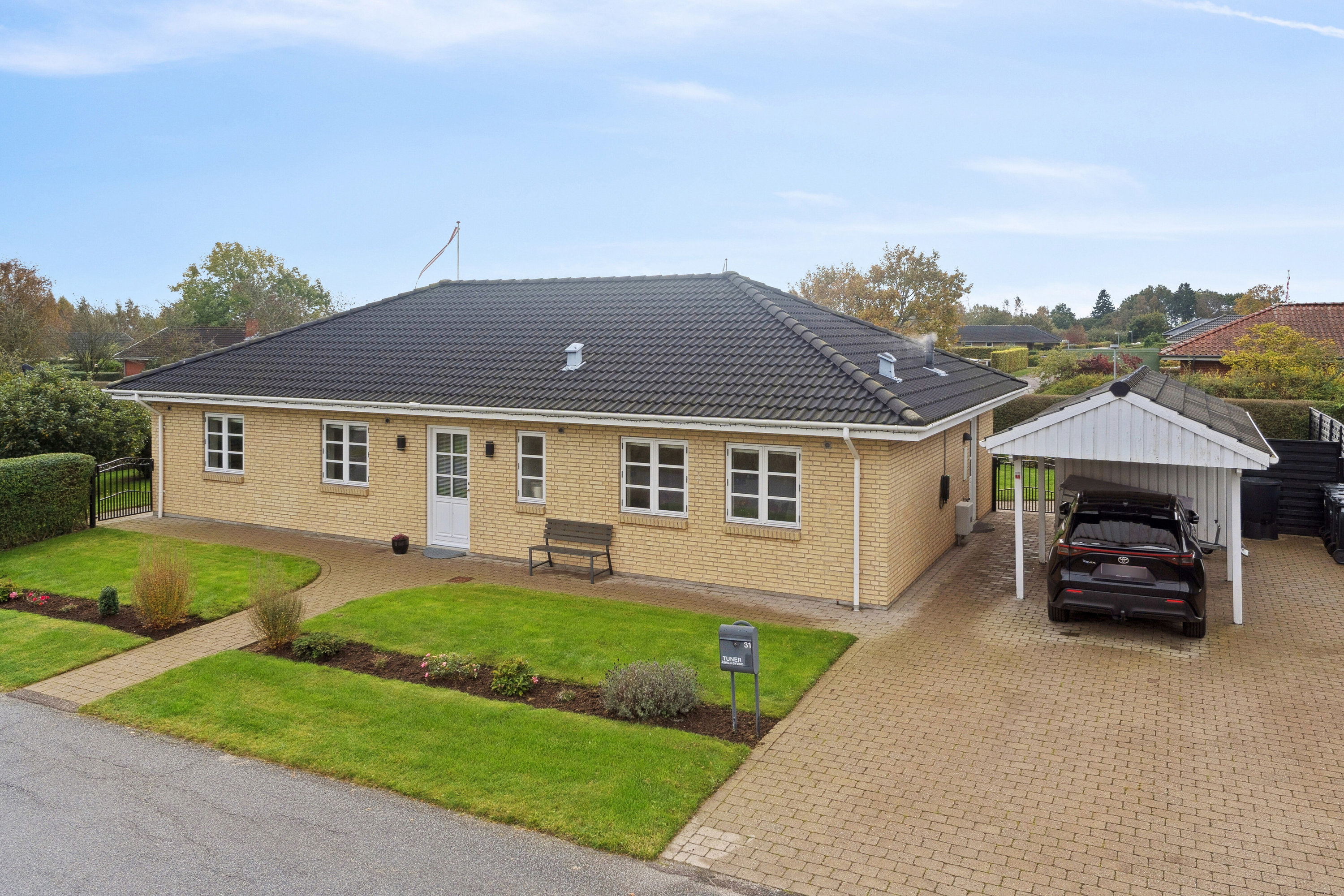Fremhævet set fra vejen billede i fuldskærmstilstand. Billede af Harevænget 31, Brøderup, 4733 Tappernøje