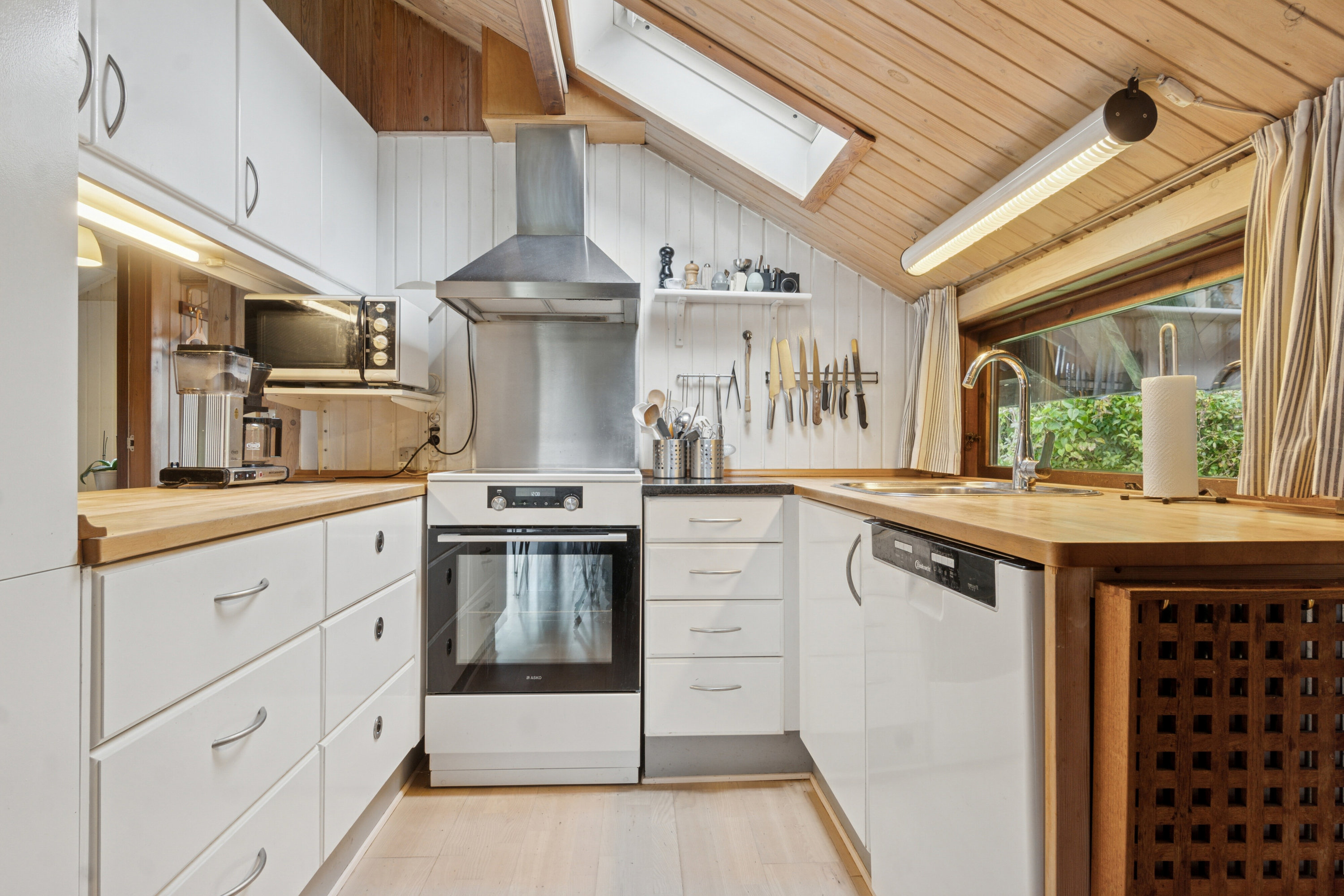 Fremhævet køkken billede i fuldskærmstilstand. Billede af Strandlystvej 32, Store Havelse Strand, 3310 Ølsted