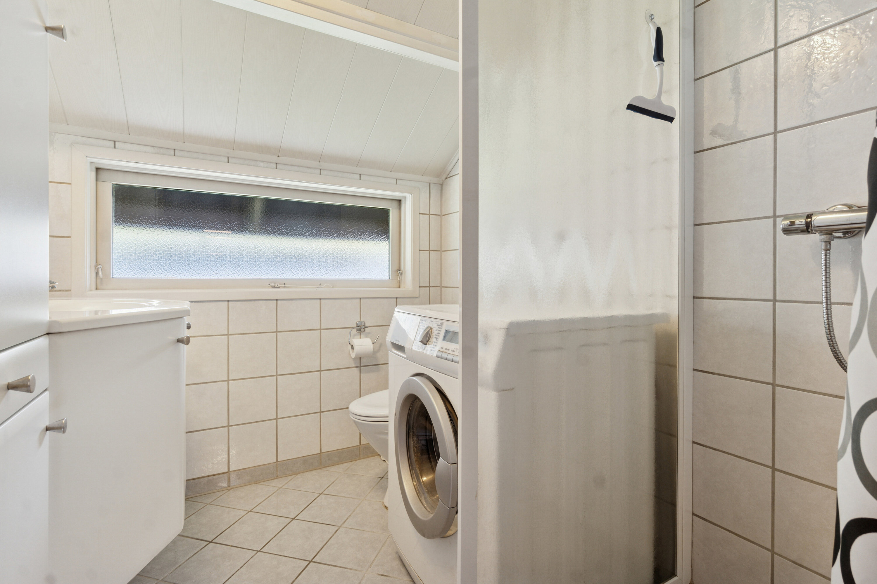 Fremhævet badeværelse billede i fuldskærmstilstand. Billede af Strandlystvej 32, Store Havelse Strand, 3310 Ølsted