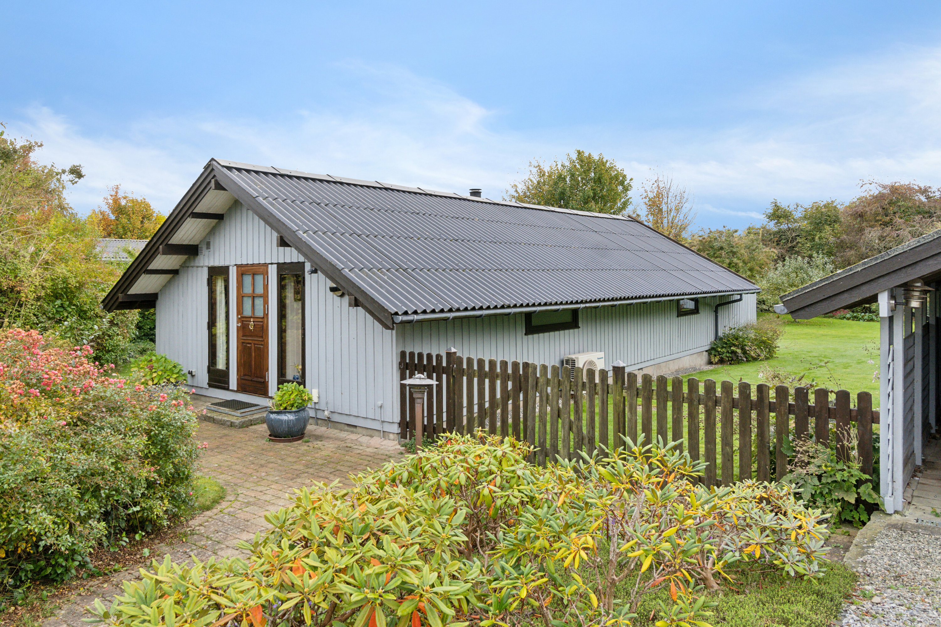 Fremhævet set fra vejen billede i fuldskærmstilstand. Billede af Strandlystvej 32, Store Havelse Strand, 3310 Ølsted