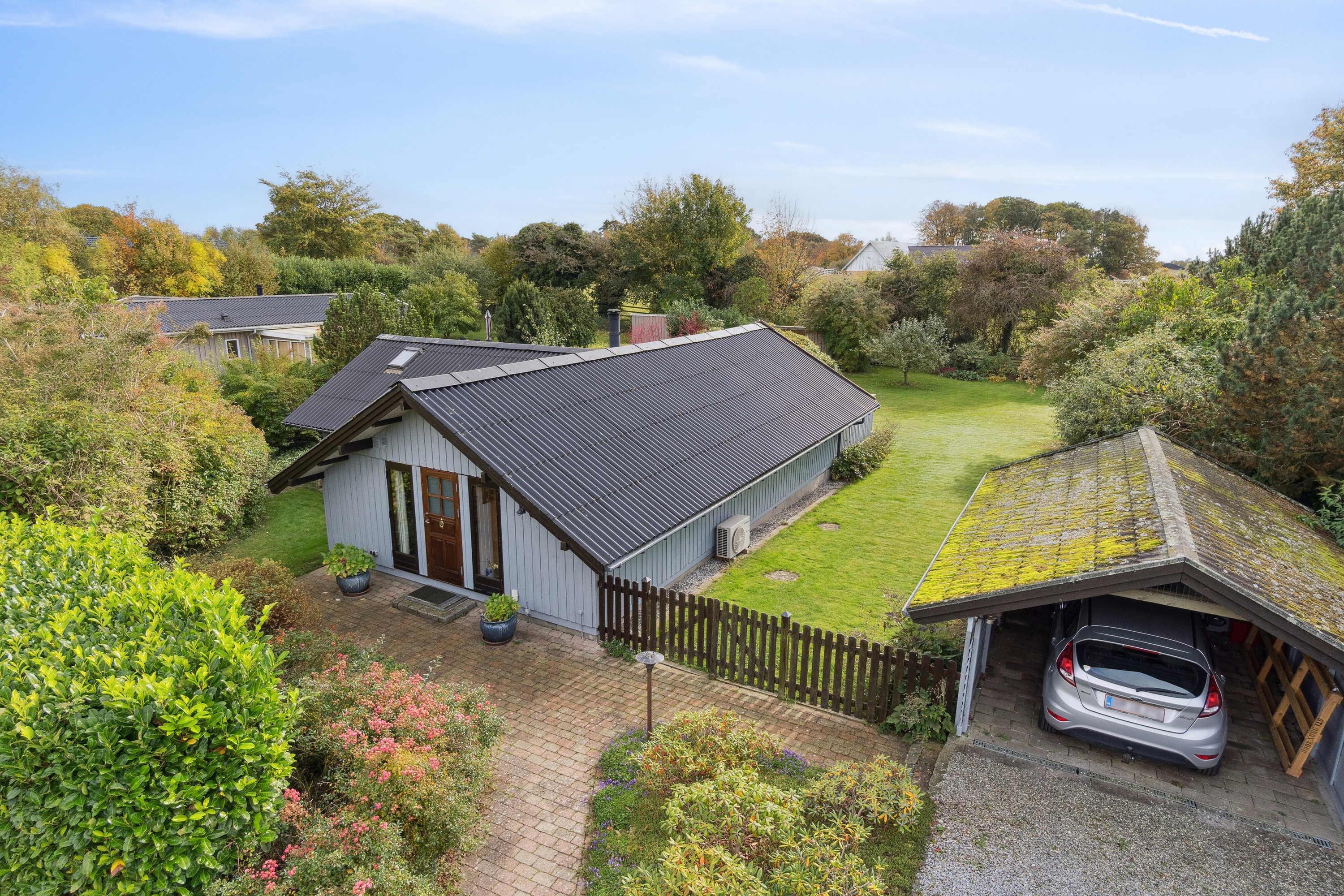 Fremhævet set fra vejen billede i fuldskærmstilstand. Billede af Strandlystvej 32, Store Havelse Strand, 3310 Ølsted