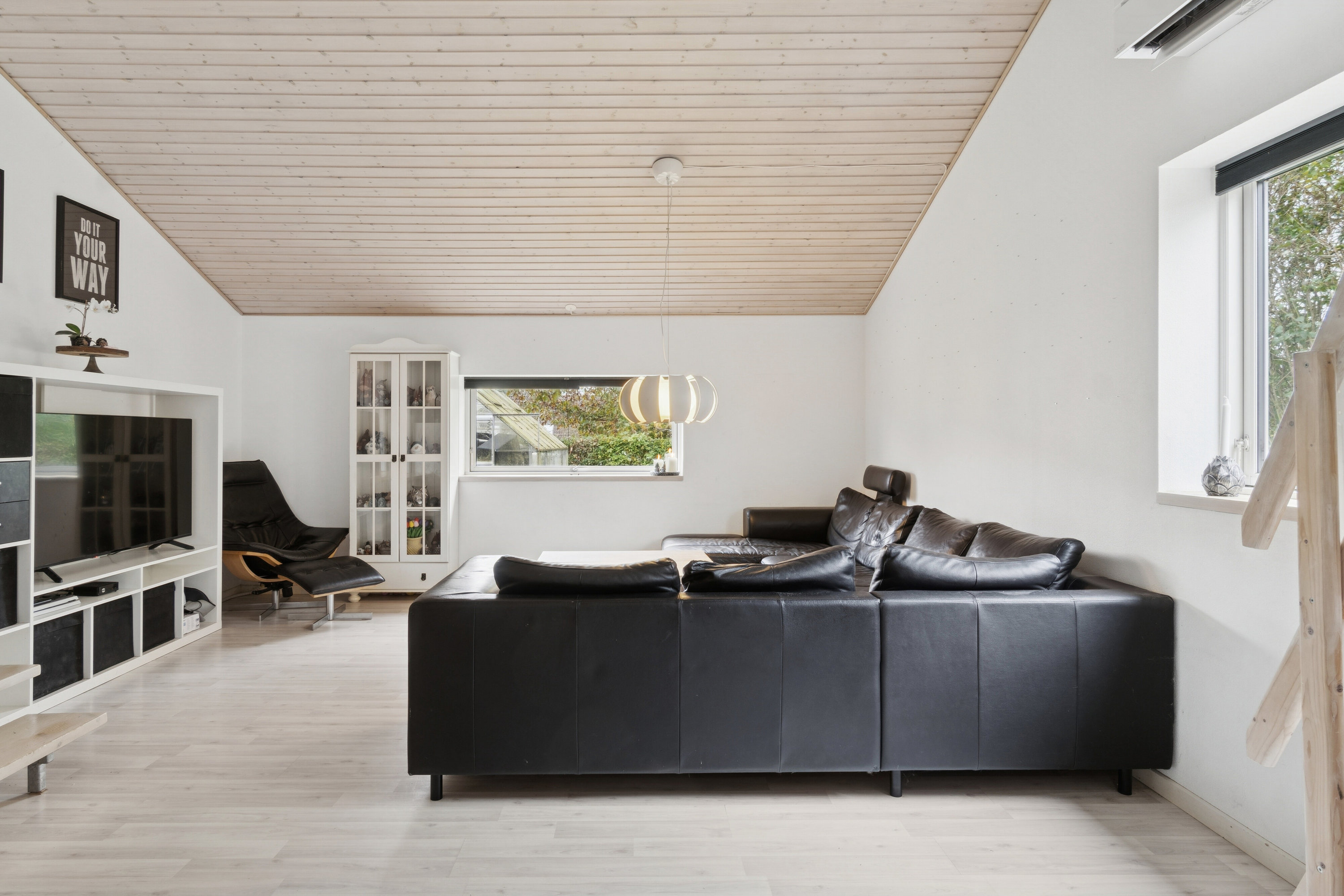 Fremhævet stue billede i fuldskærmstilstand. Billede af Egevej 10, Undløse, 4340 Tølløse