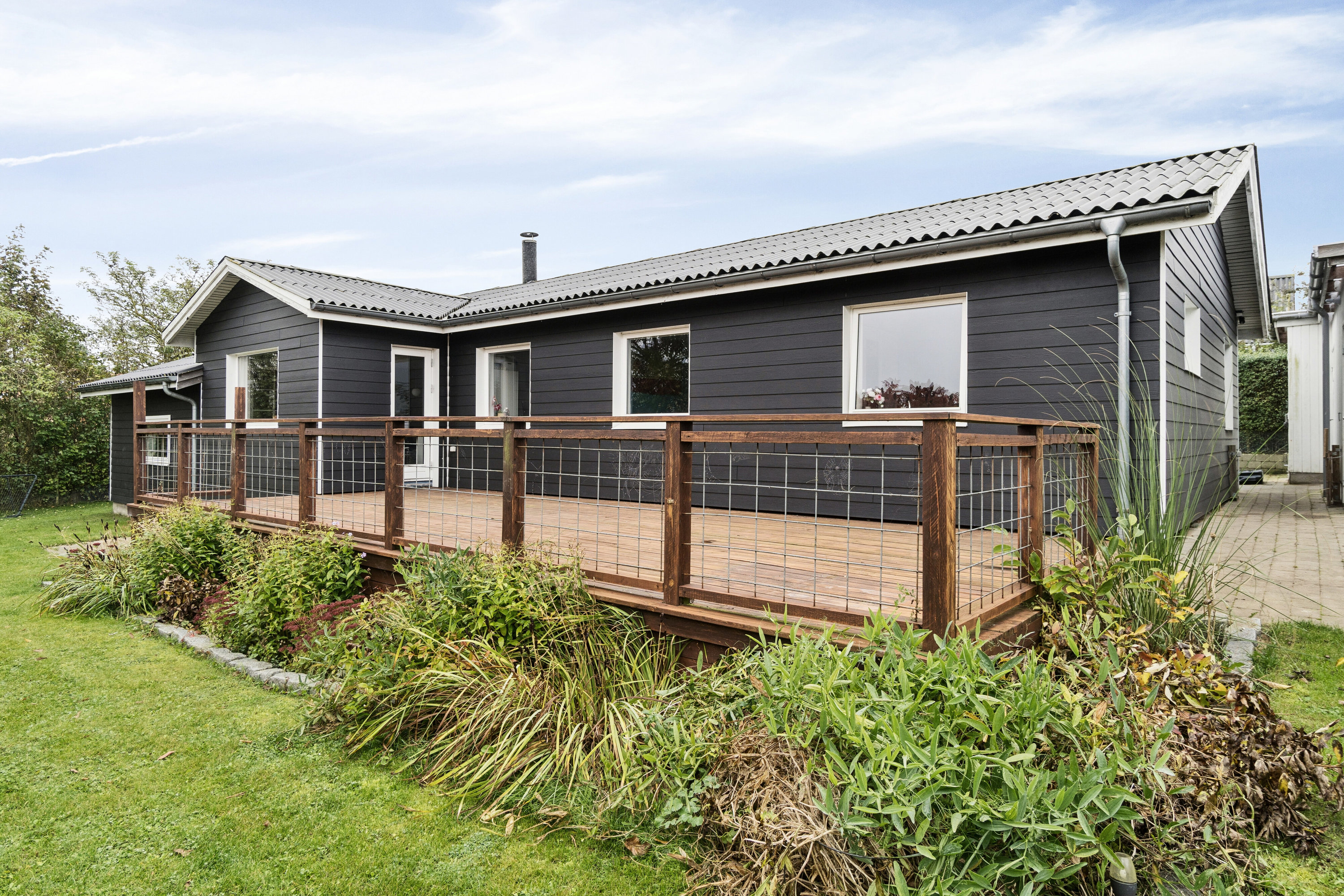 Fremhævet set fra haven billede i fuldskærmstilstand. Billede af Egevej 10, Undløse, 4340 Tølløse