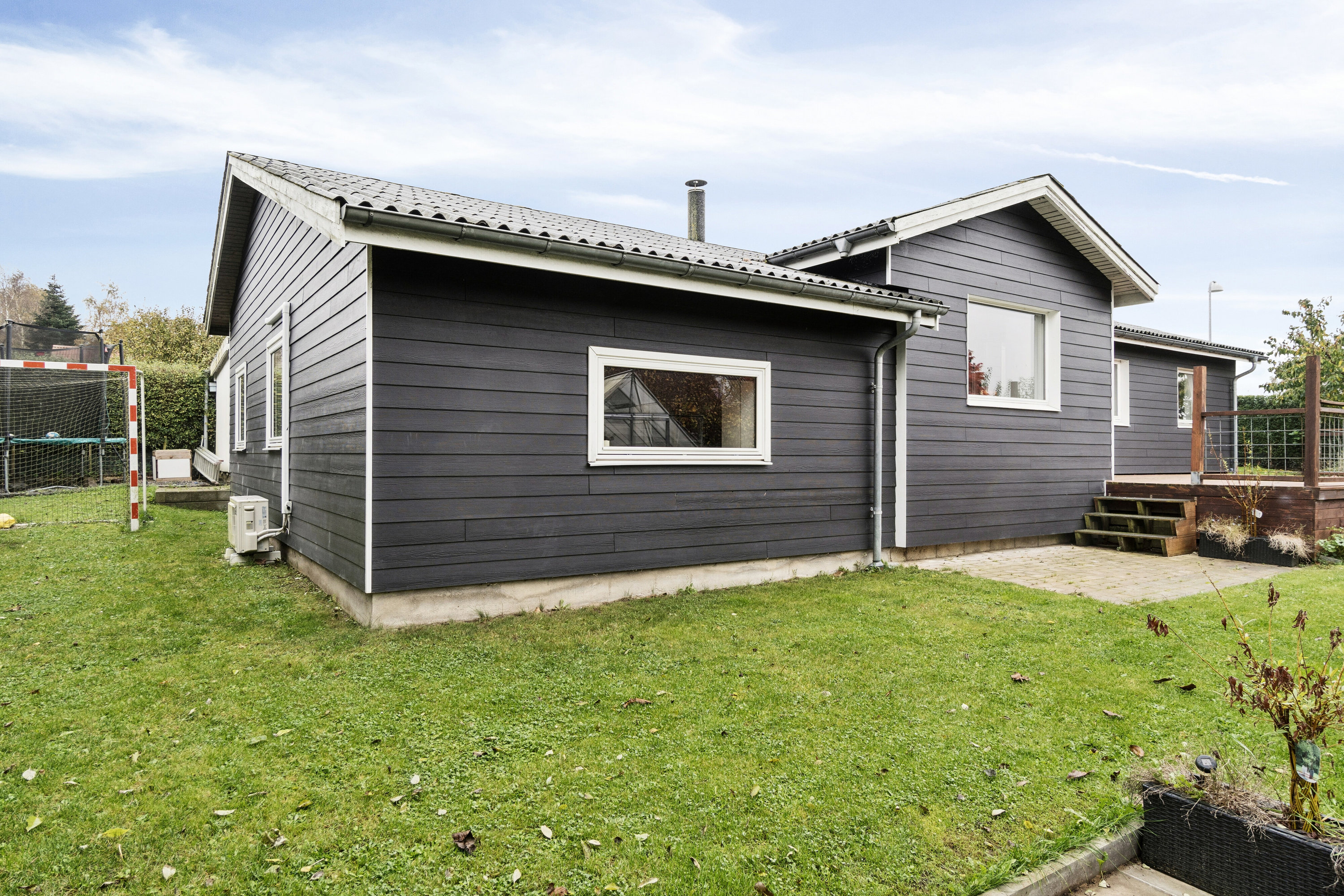 Fremhævet set fra haven billede i fuldskærmstilstand. Billede af Egevej 10, Undløse, 4340 Tølløse