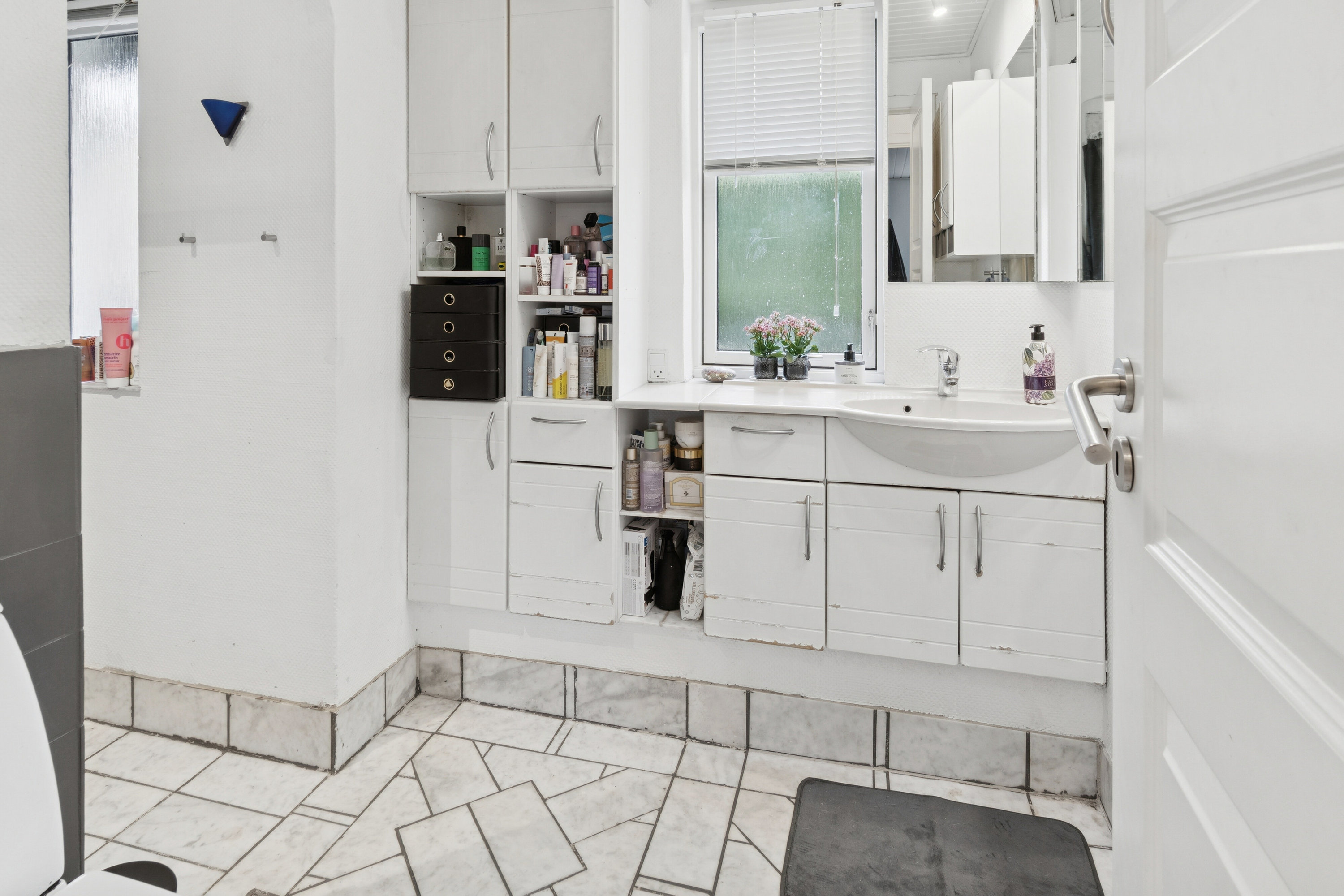 Fremhævet badeværelse billede i fuldskærmstilstand. Billede af Egevej 10, Undløse, 4340 Tølløse