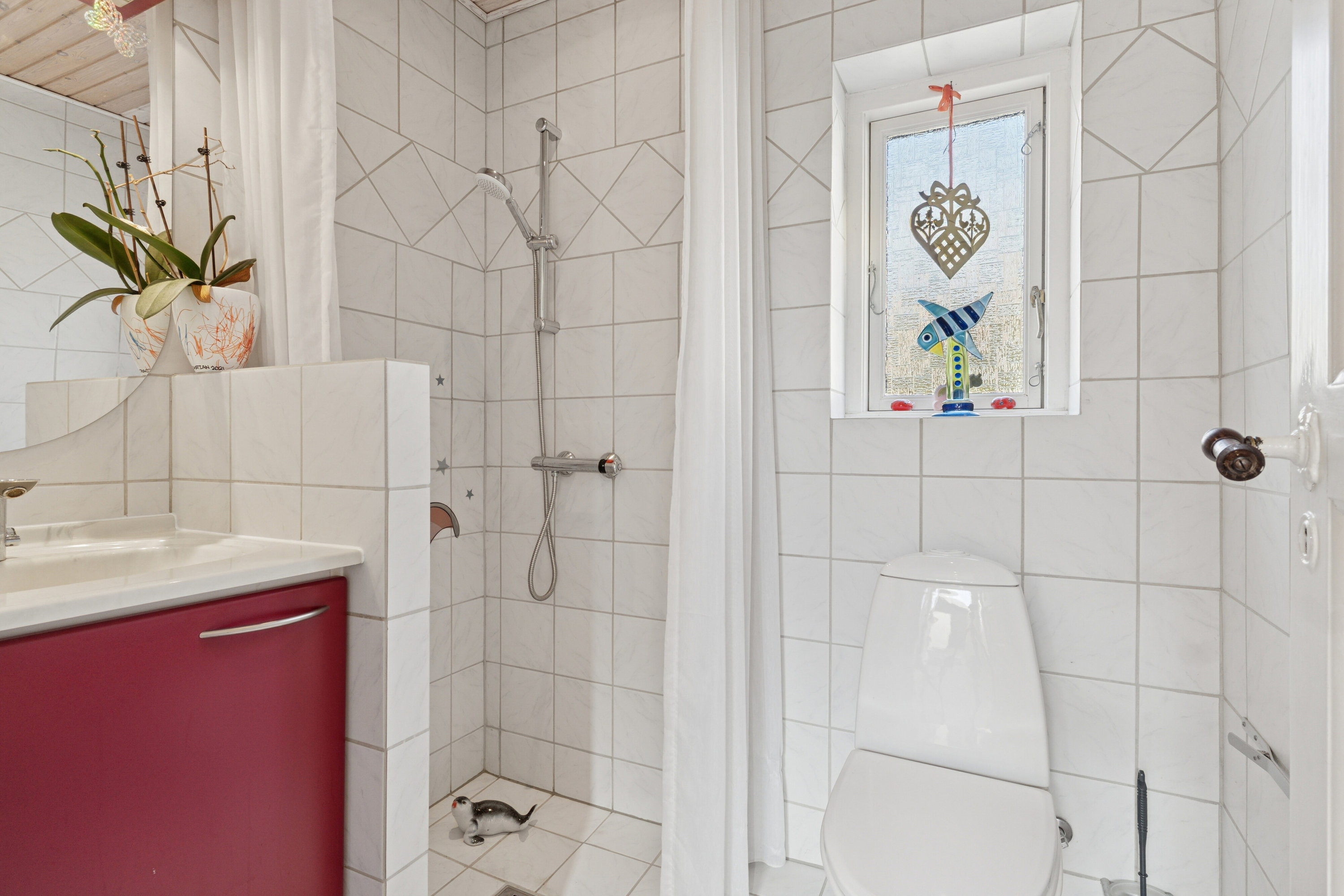 Fremhævet badeværelse billede i fuldskærmstilstand. Billede af Fredensgade 12, 9870 Sindal