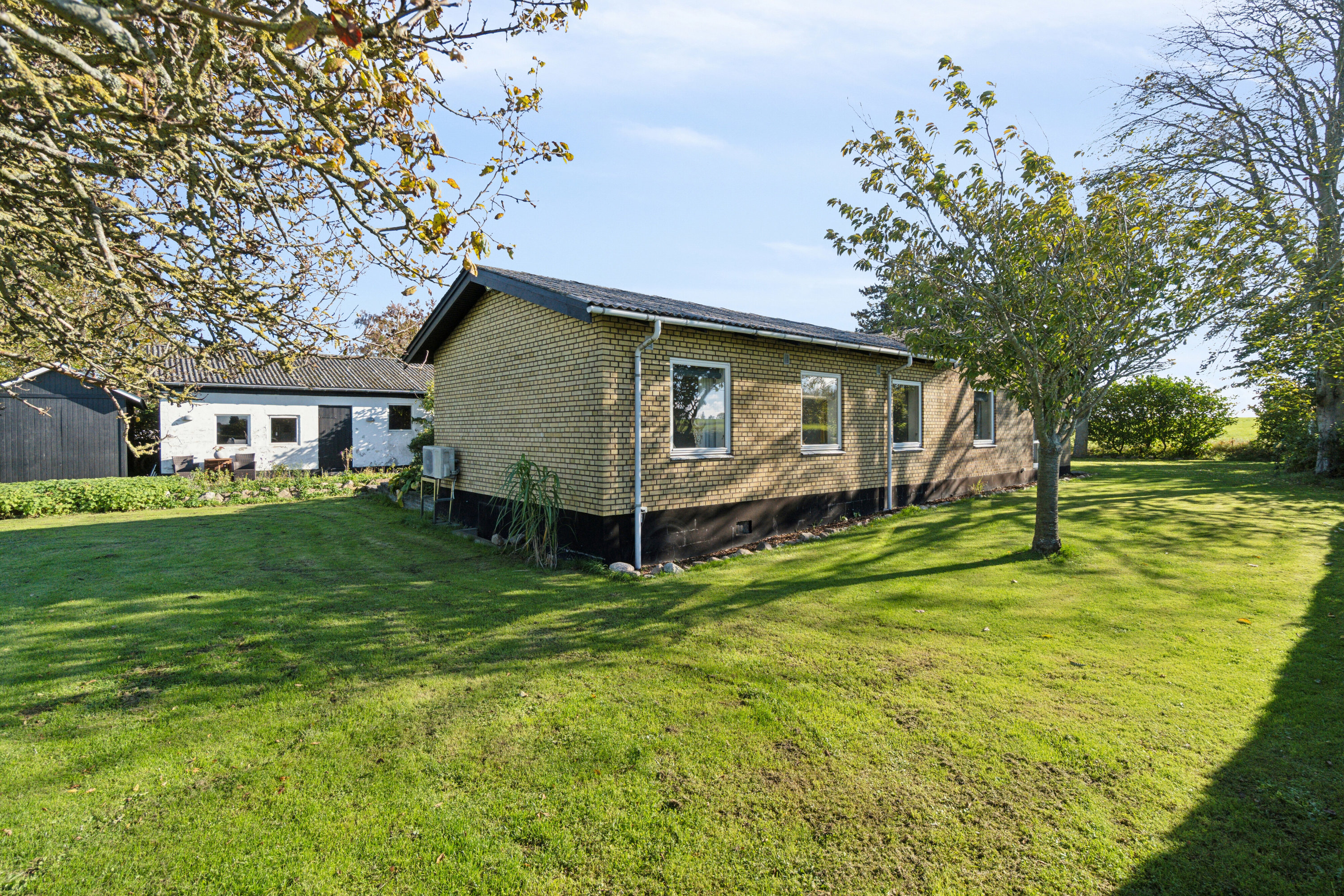 Miniaturebillede 1: set fra haven. Billede af Stensebyvejen 22, Bodilsker, 3730 Nexø