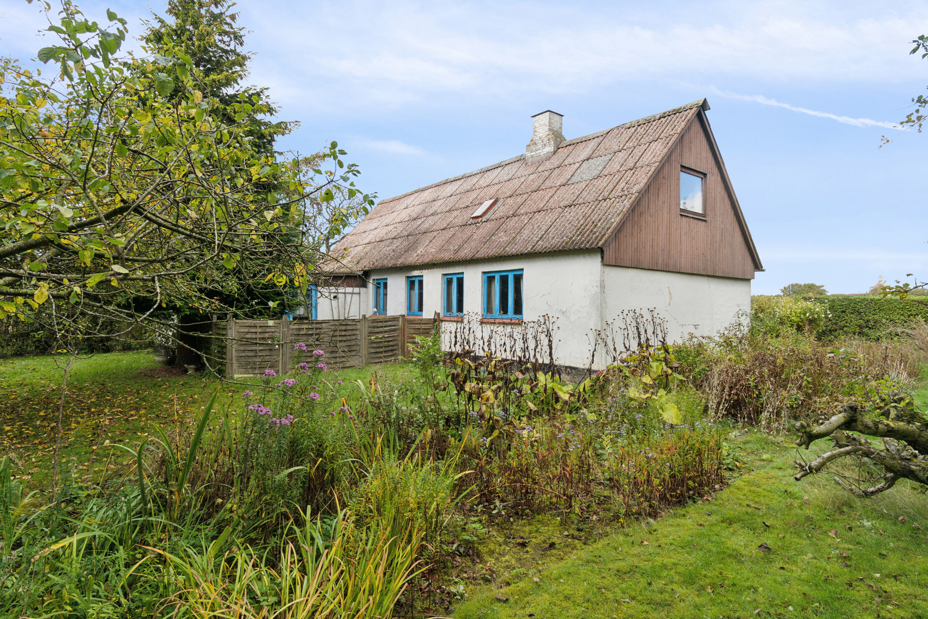 Fremhævet set fra haven billede i fuldskærmstilstand. Billede af Nordre Smålyngsvej 2, 3720 Aakirkeby