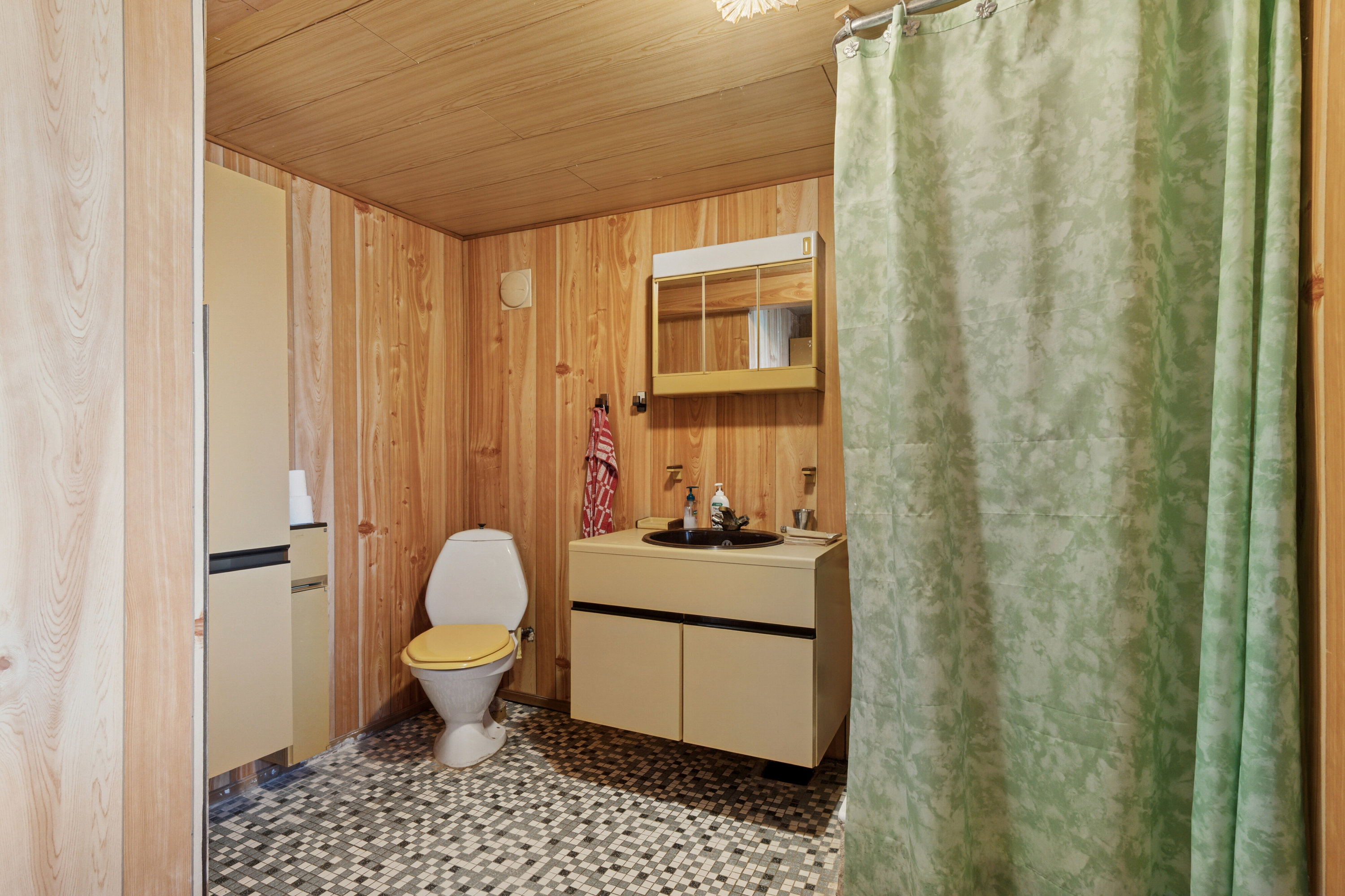 Fremhævet badeværelse billede i fuldskærmstilstand. Billede af Nordre Smålyngsvej 2, 3720 Aakirkeby