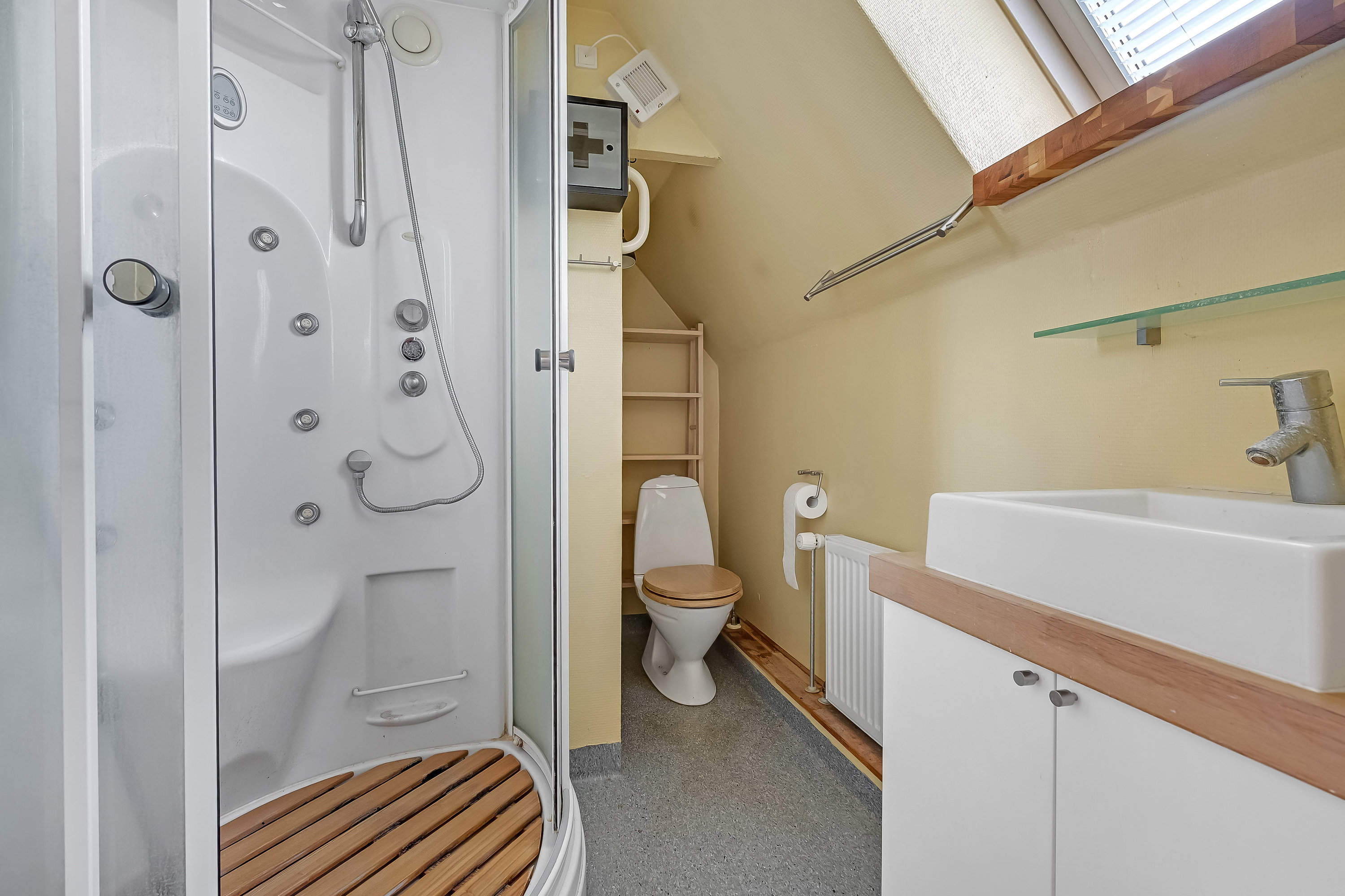 Fremhævet badeværelse billede i fuldskærmstilstand. Billede af Solbakken 2, 7600 Struer