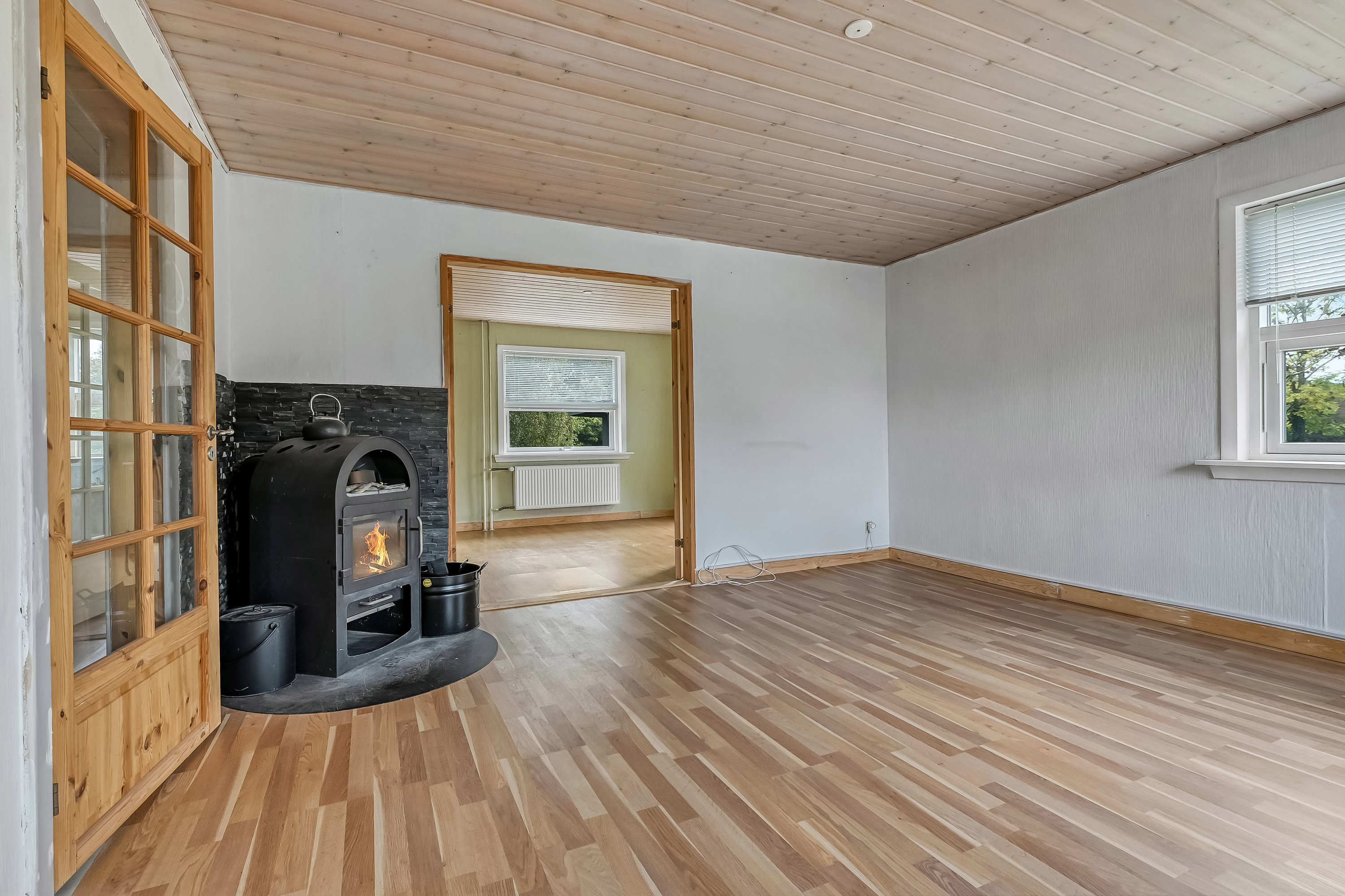 Fremhævet stue billede i fuldskærmstilstand. Billede af Solbakken 2, 7600 Struer