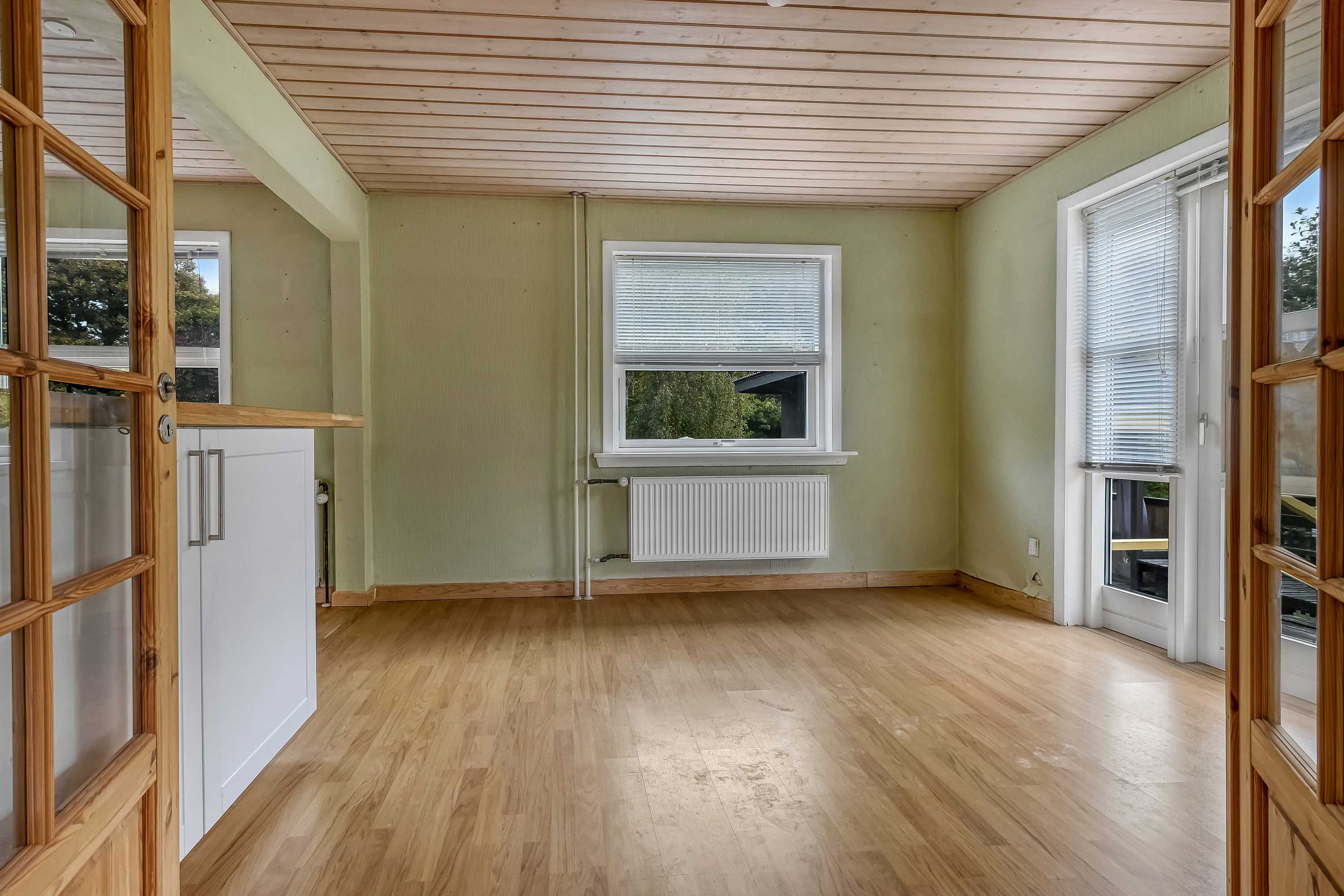 Fremhævet stue billede i fuldskærmstilstand. Billede af Solbakken 2, 7600 Struer