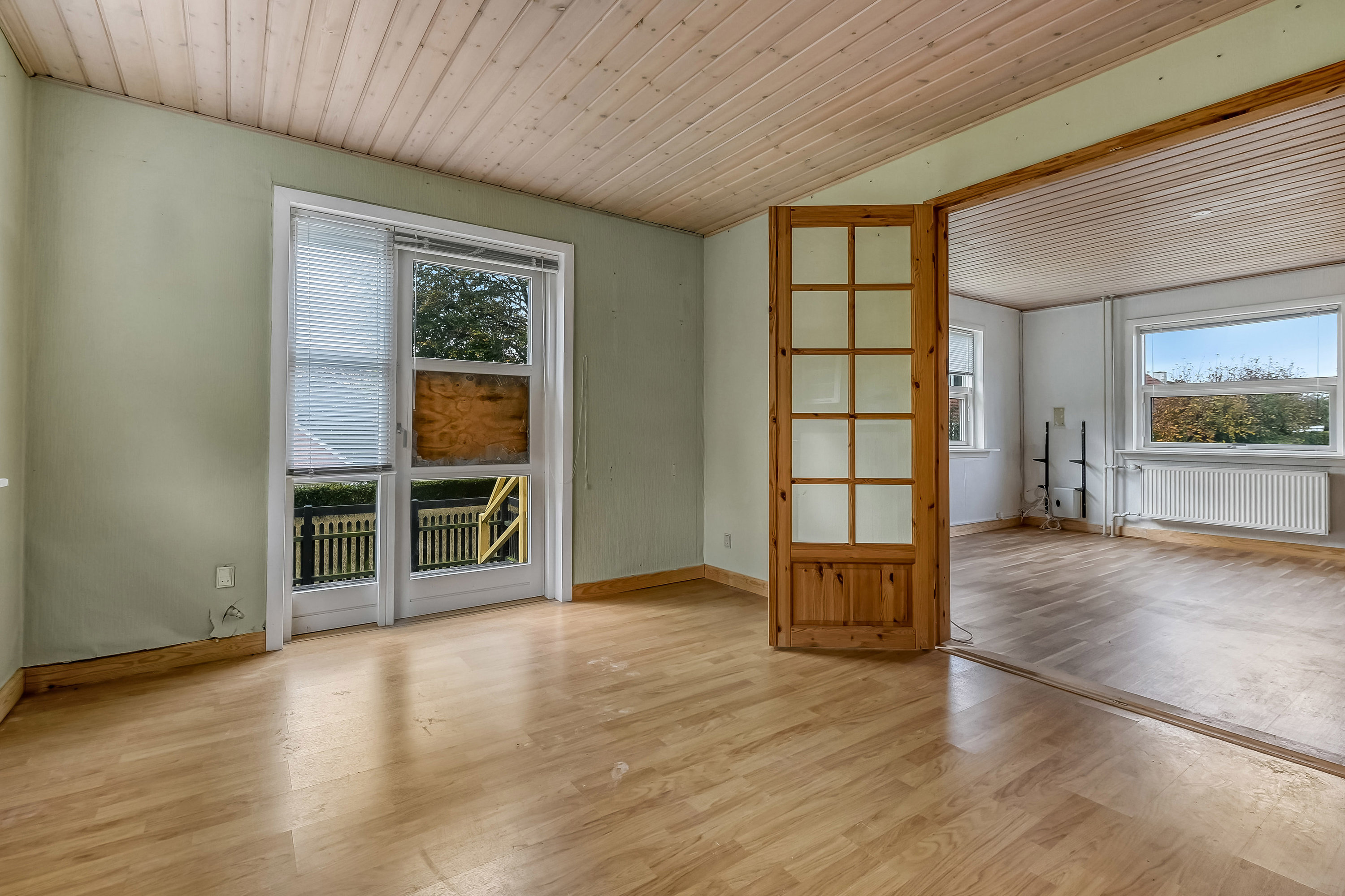 Fremhævet stue billede i fuldskærmstilstand. Billede af Solbakken 2, 7600 Struer