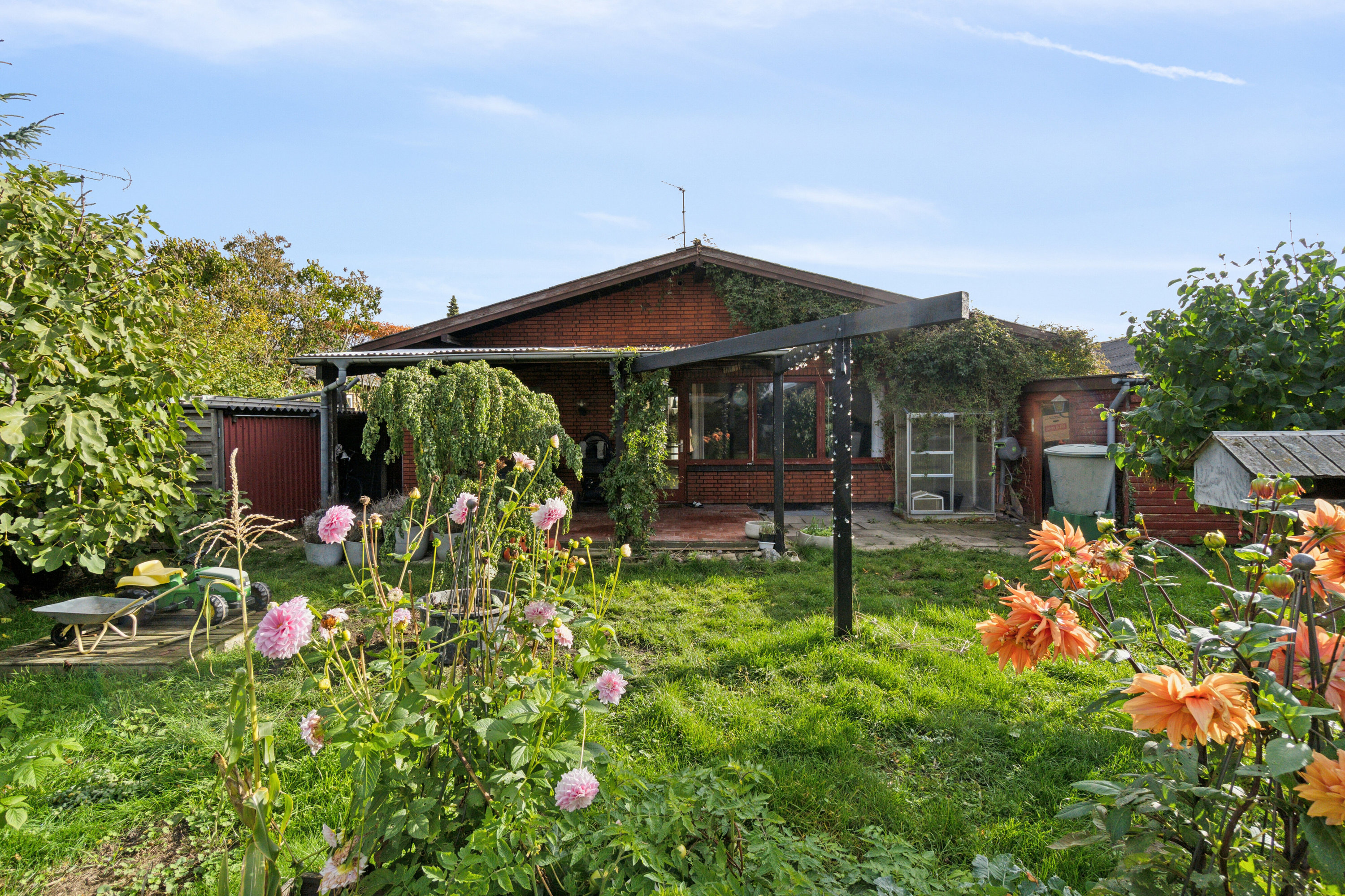 Fremhævet set fra haven billede i fuldskærmstilstand. Billede af Morbærstien 5, Rønne, 3700 Rønne