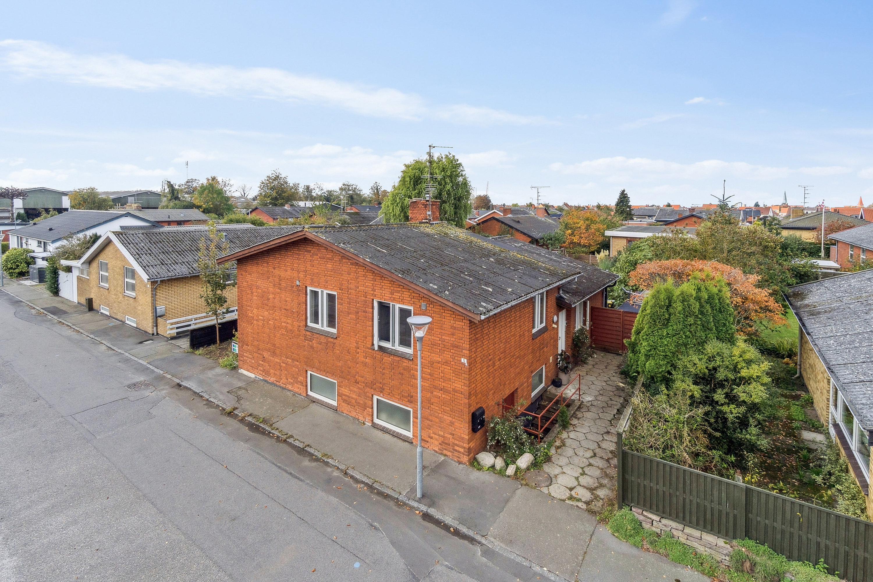 Miniaturebillede 1: set fra vejen. Billede af Morbærstien 5, Rønne, 3700 Rønne