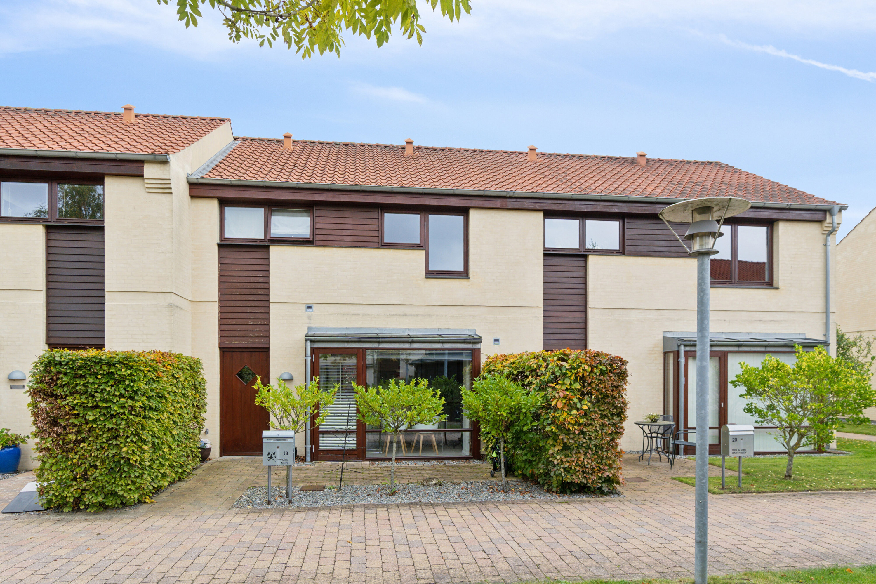 Fremhævet set fra vejen billede i fuldskærmstilstand. Billede af Stensbjerg 18, 2600 Glostrup