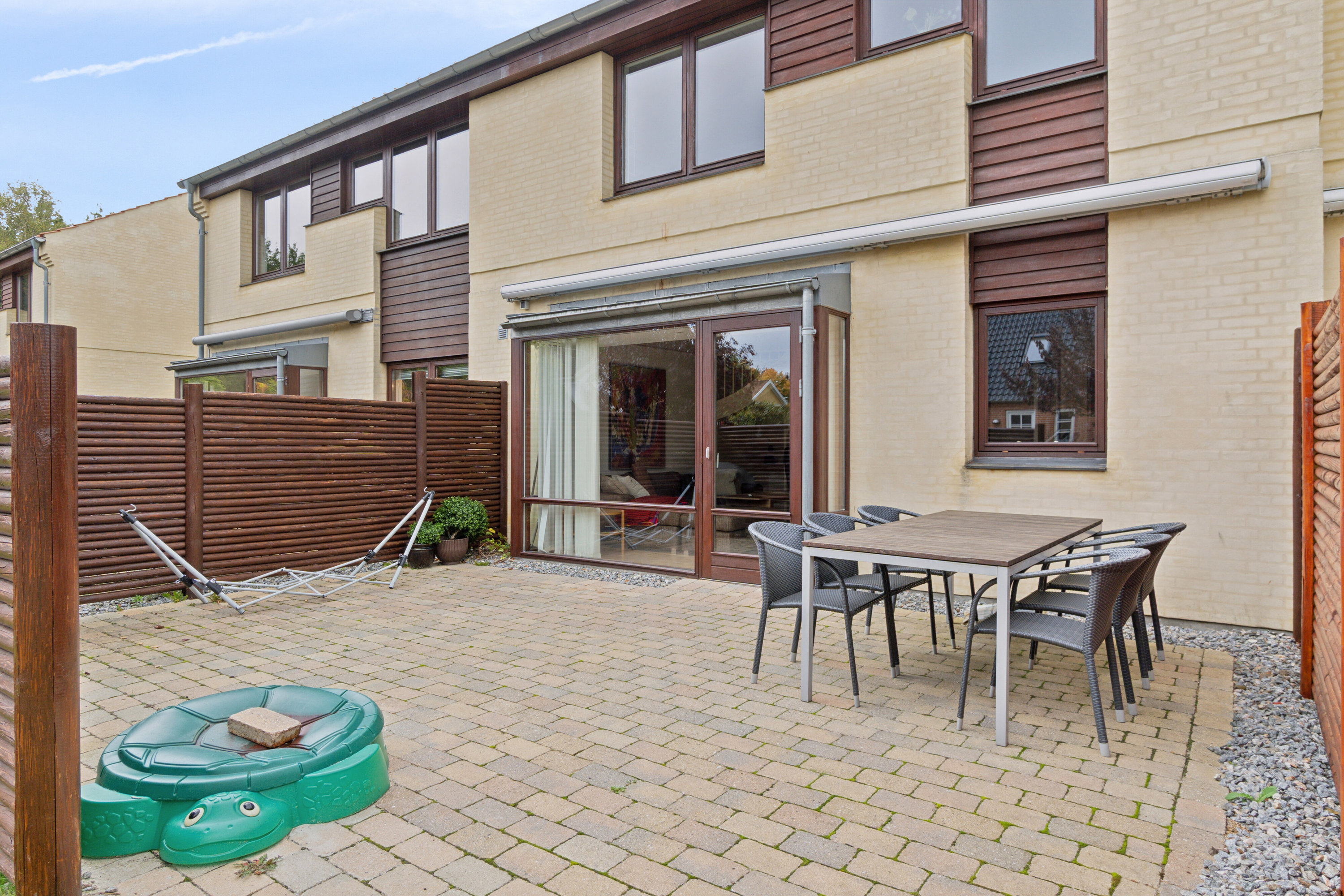 Fremhævet terrasse billede i fuldskærmstilstand. Billede af Stensbjerg 18, 2600 Glostrup