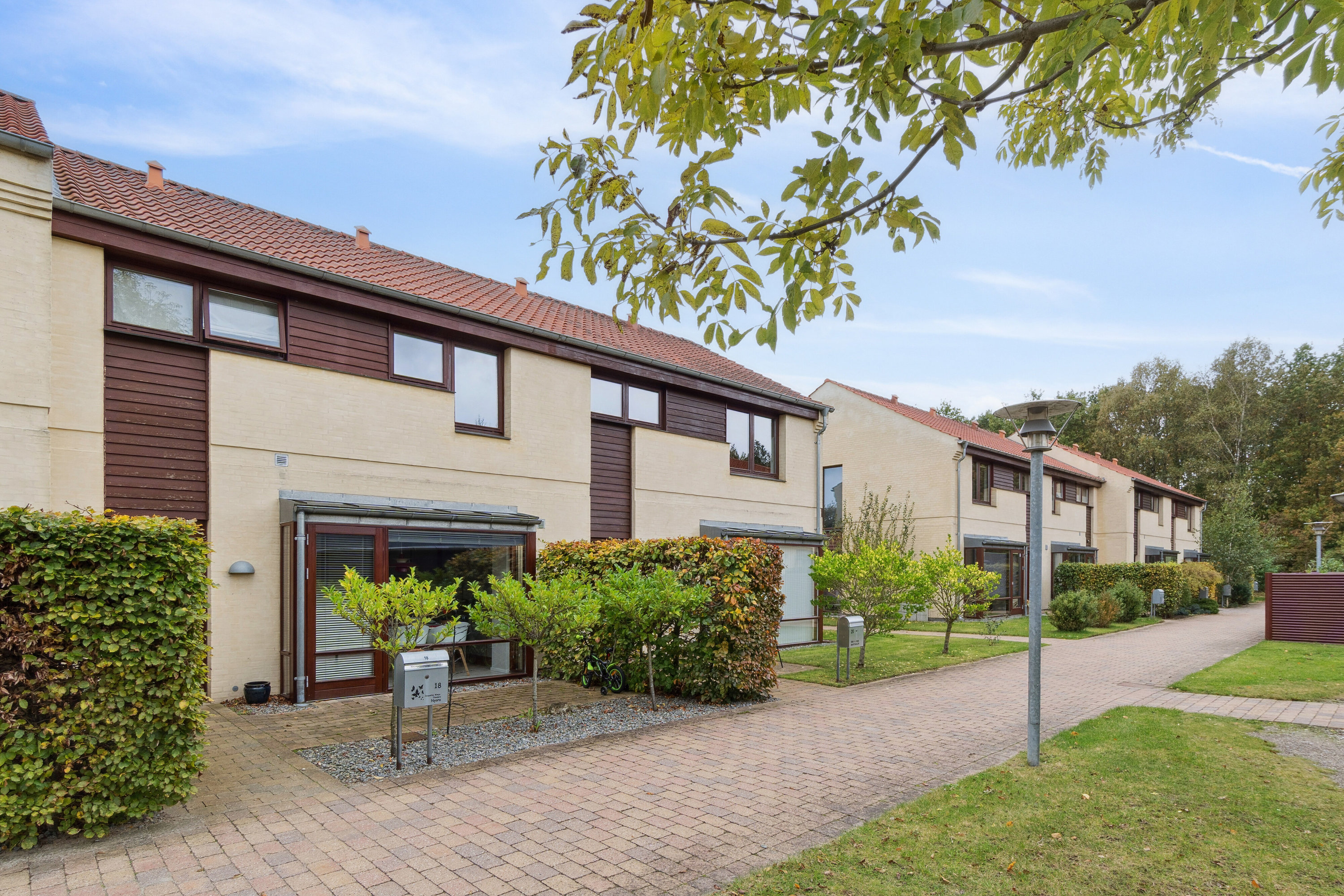 Fremhævet set fra vejen billede i fuldskærmstilstand. Billede af Stensbjerg 18, 2600 Glostrup