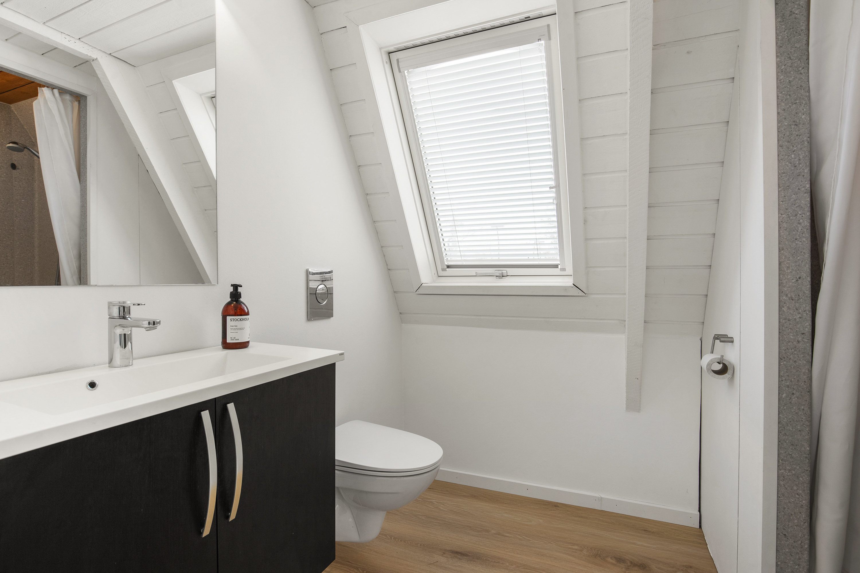 Fremhævet badeværelse billede i fuldskærmstilstand. Billede af Golfsvinget 207, Gatten, 9640 Farsø