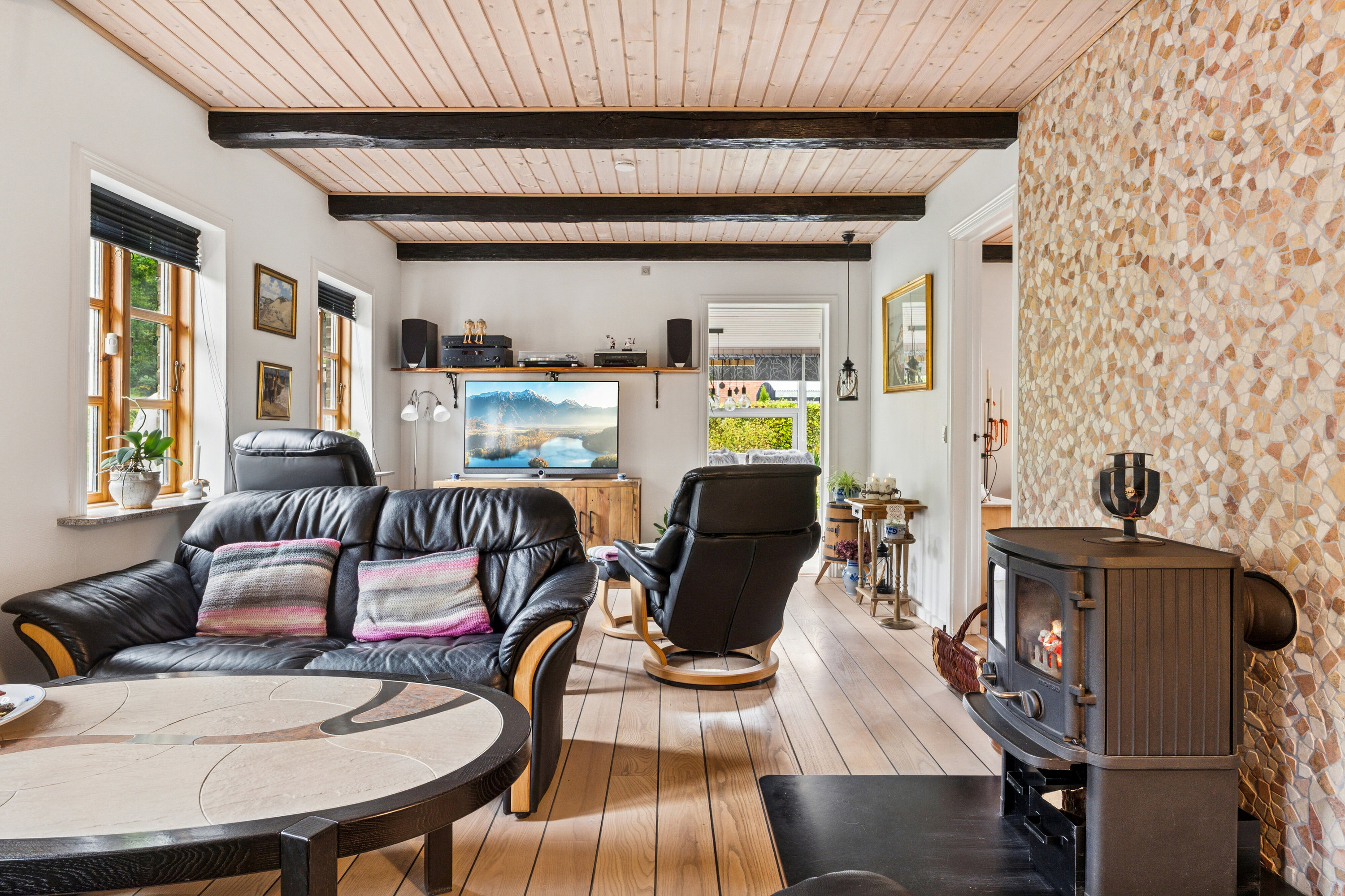 Fremhævet stue billede i fuldskærmstilstand. Billede af Egernvej 11, Hyllinge, 4700 Næstved