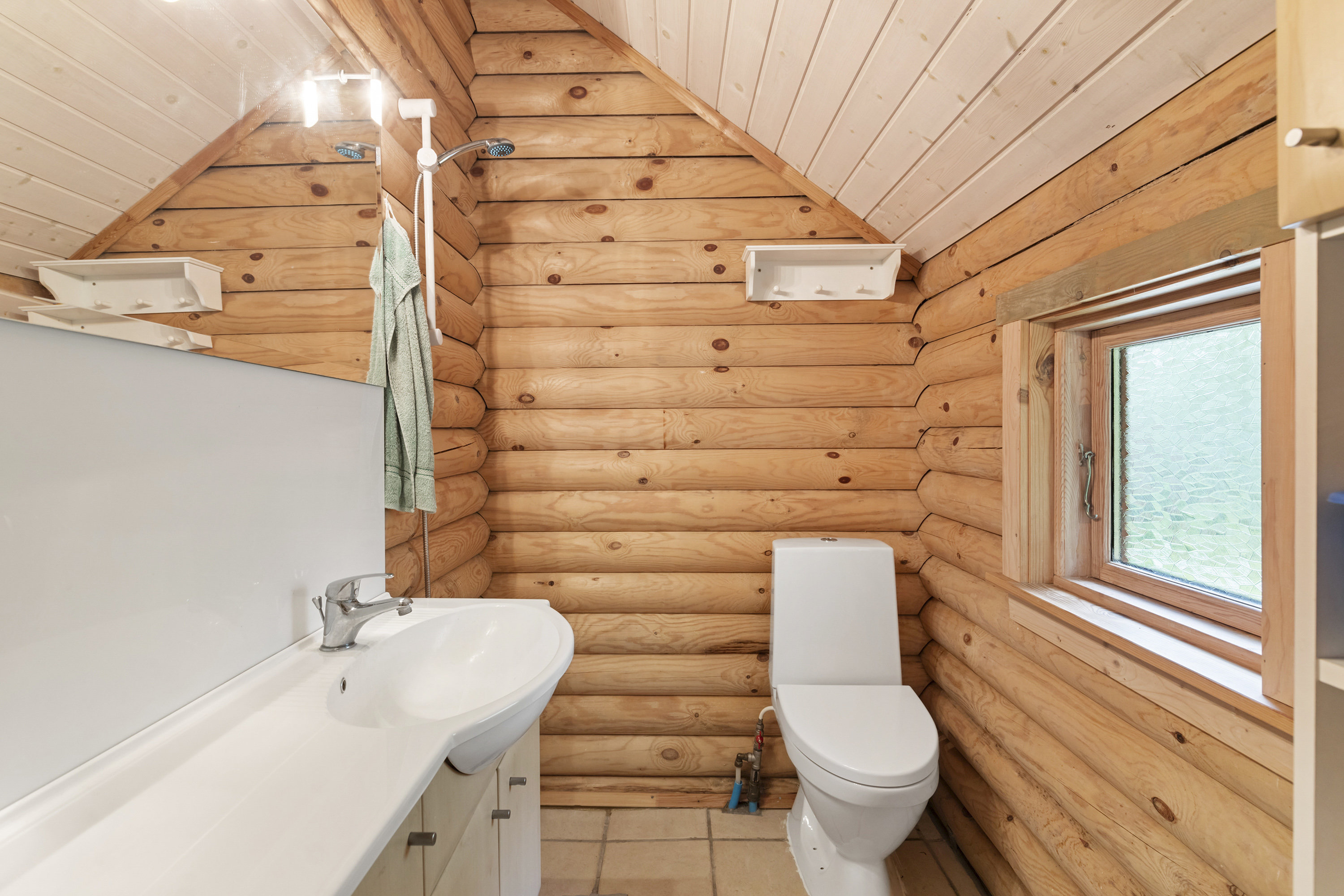 Fremhævet badeværelse - det store anneks billede i fuldskærmstilstand. Billede af Gatten Møllevej 83, Gatten, 9640 Farsø