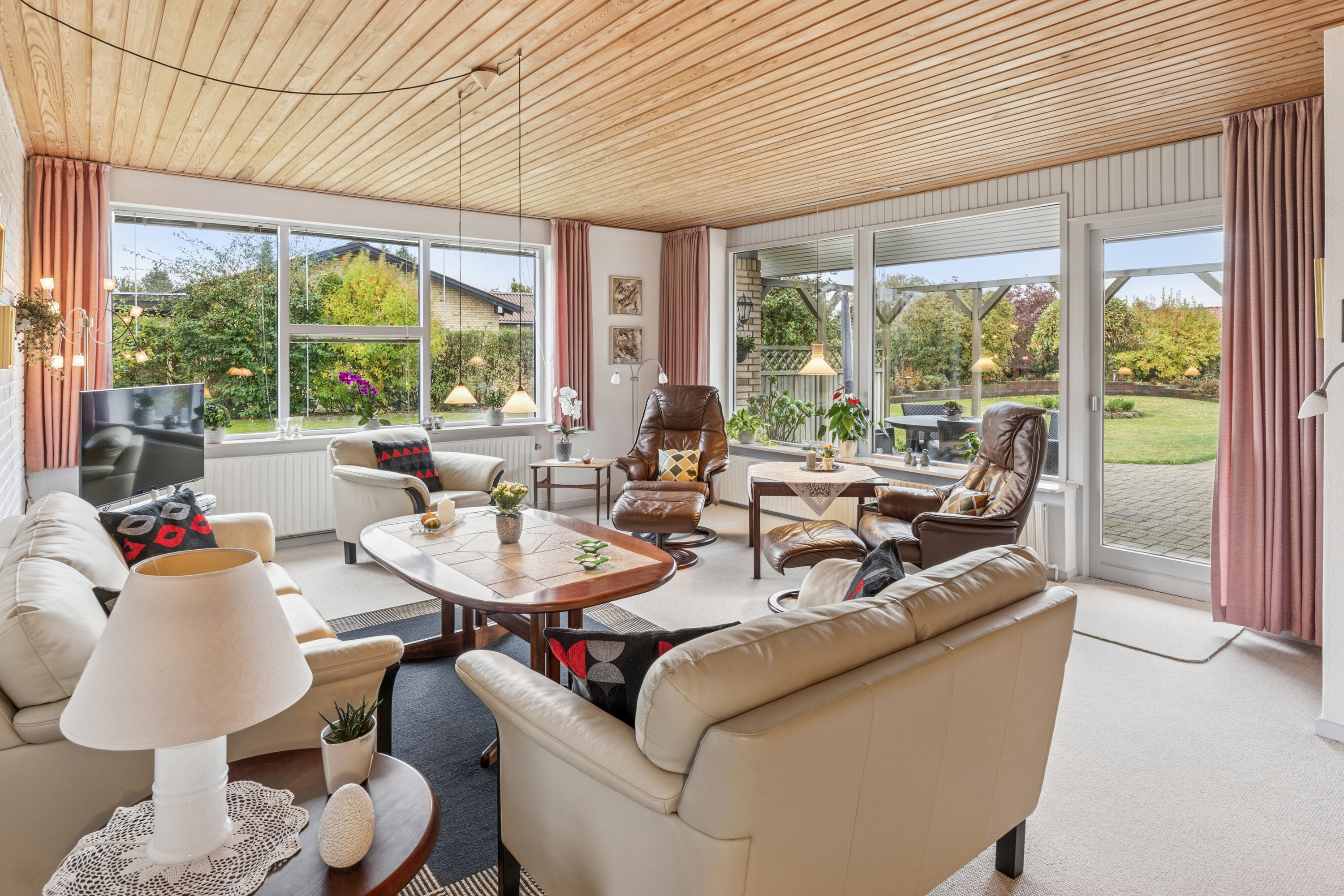 Fremhævet stue billede i fuldskærmstilstand. Billede af Irisvej 13, 9870 Sindal