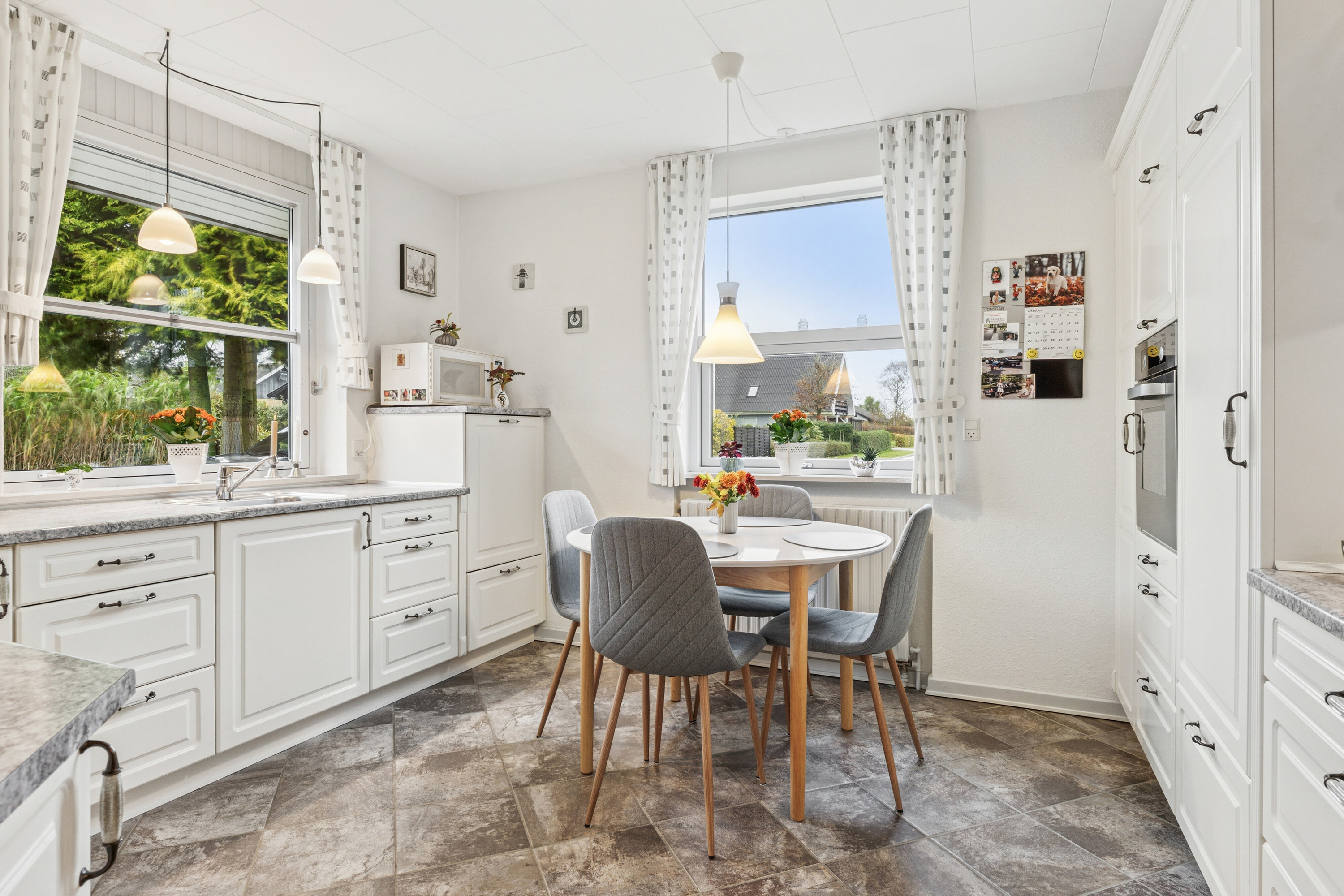 Fremhævet køkken billede i fuldskærmstilstand. Billede af Irisvej 13, 9870 Sindal