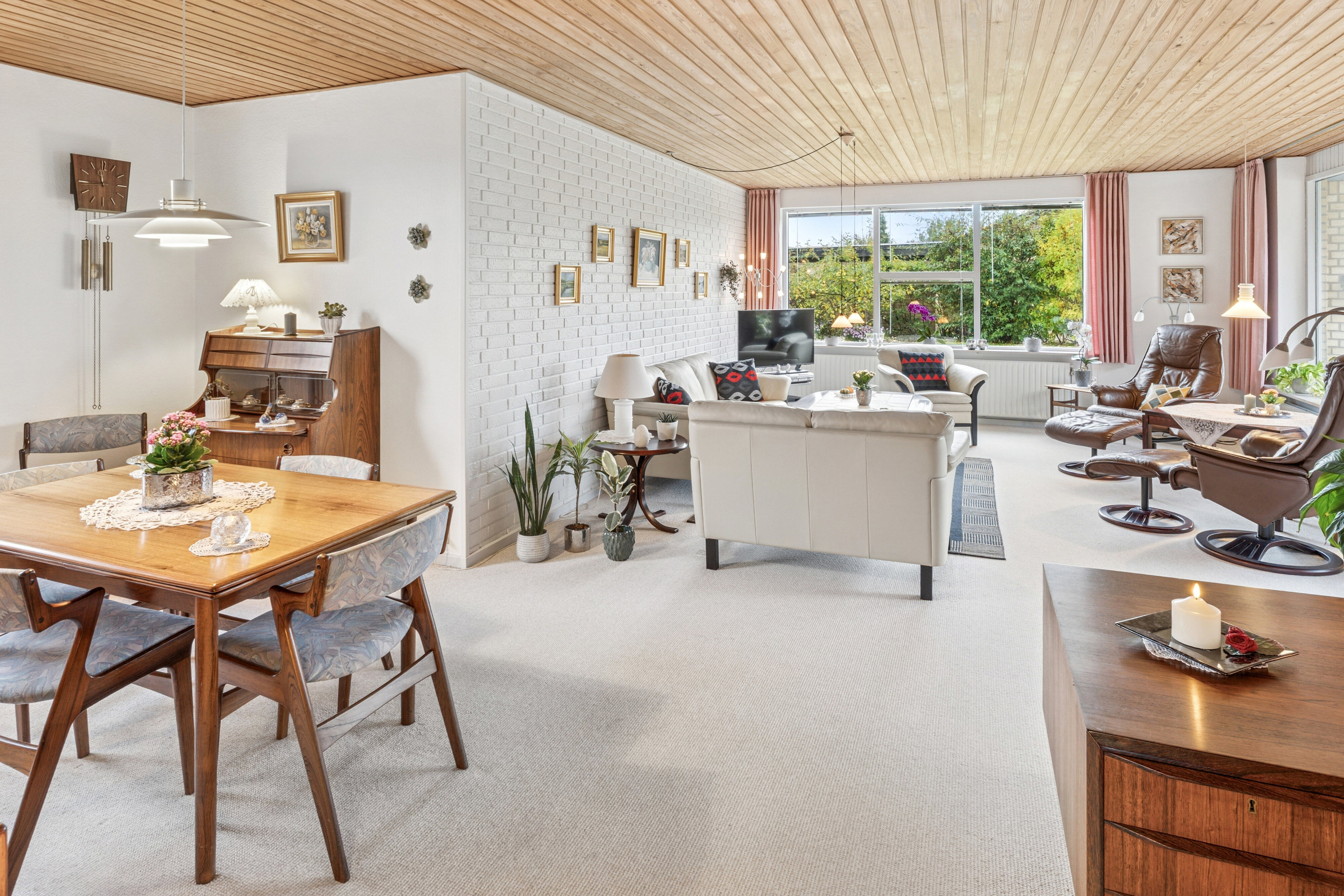 Fremhævet stue billede i fuldskærmstilstand. Billede af Irisvej 13, 9870 Sindal