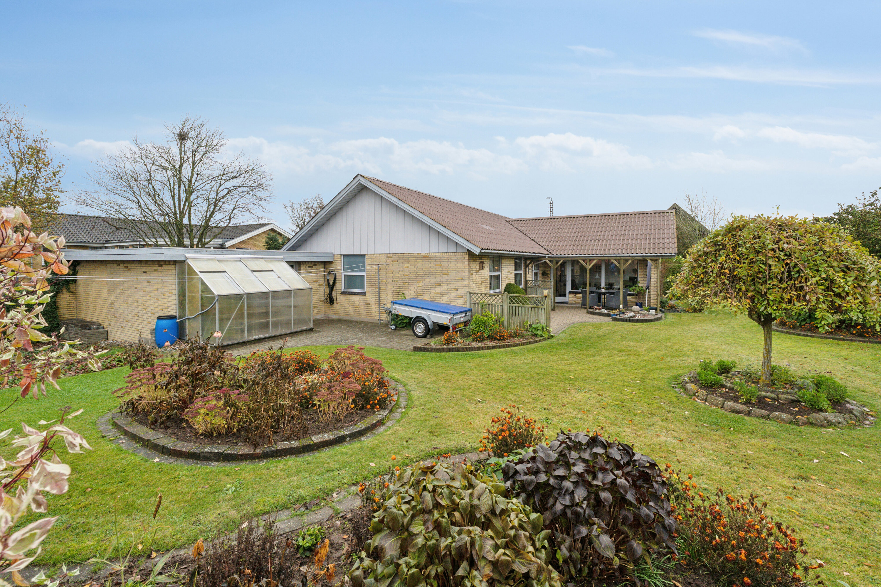 Fremhævet set fra haven billede i fuldskærmstilstand. Billede af Irisvej 13, 9870 Sindal