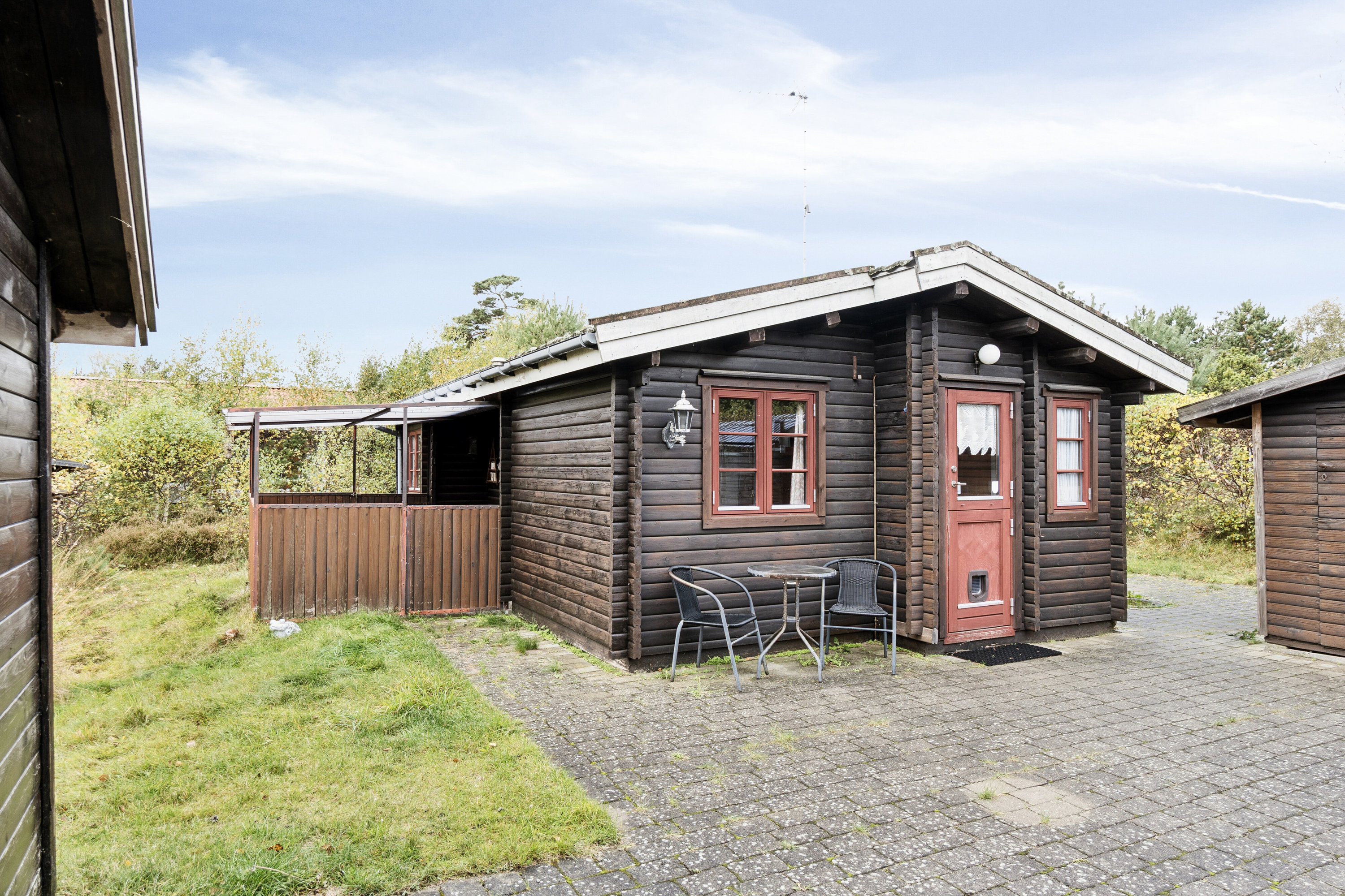 Miniaturebillede 1: set fra vejen. Billede af Gudmindrup Strandvej 98, Gudmindrup Lyng, 4573 Højby