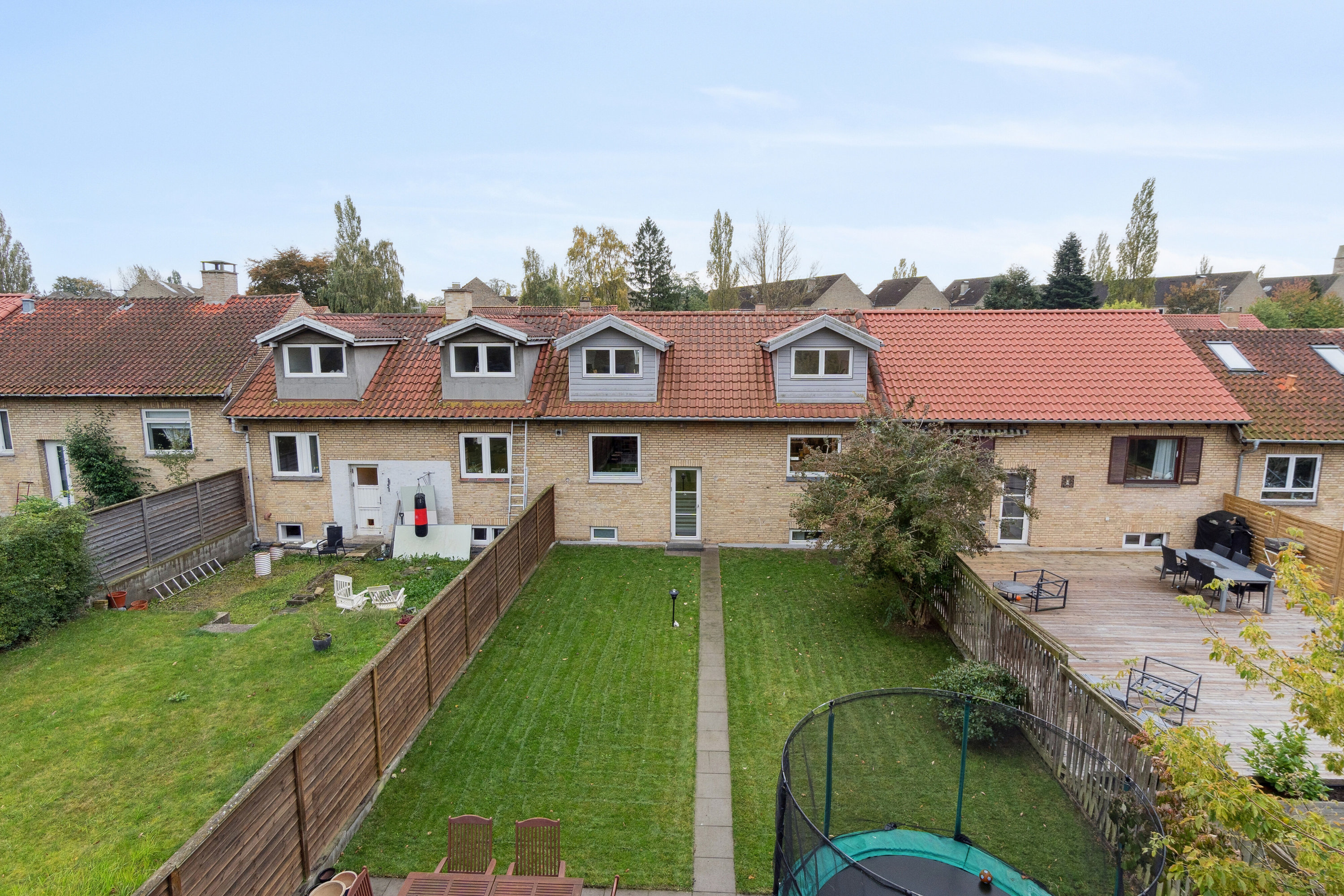 Fremhævet set fra haven billede i fuldskærmstilstand. Billede af Bibliotekvej 30, 2650 Hvidovre