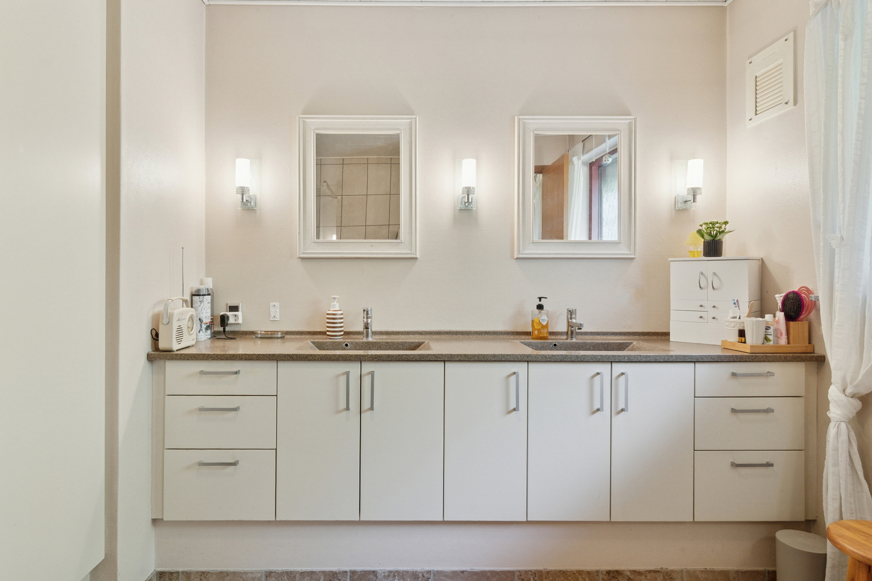 Fremhævet badeværelse billede i fuldskærmstilstand. Billede af Pingels Alle 72, Rønne, 3700 Rønne