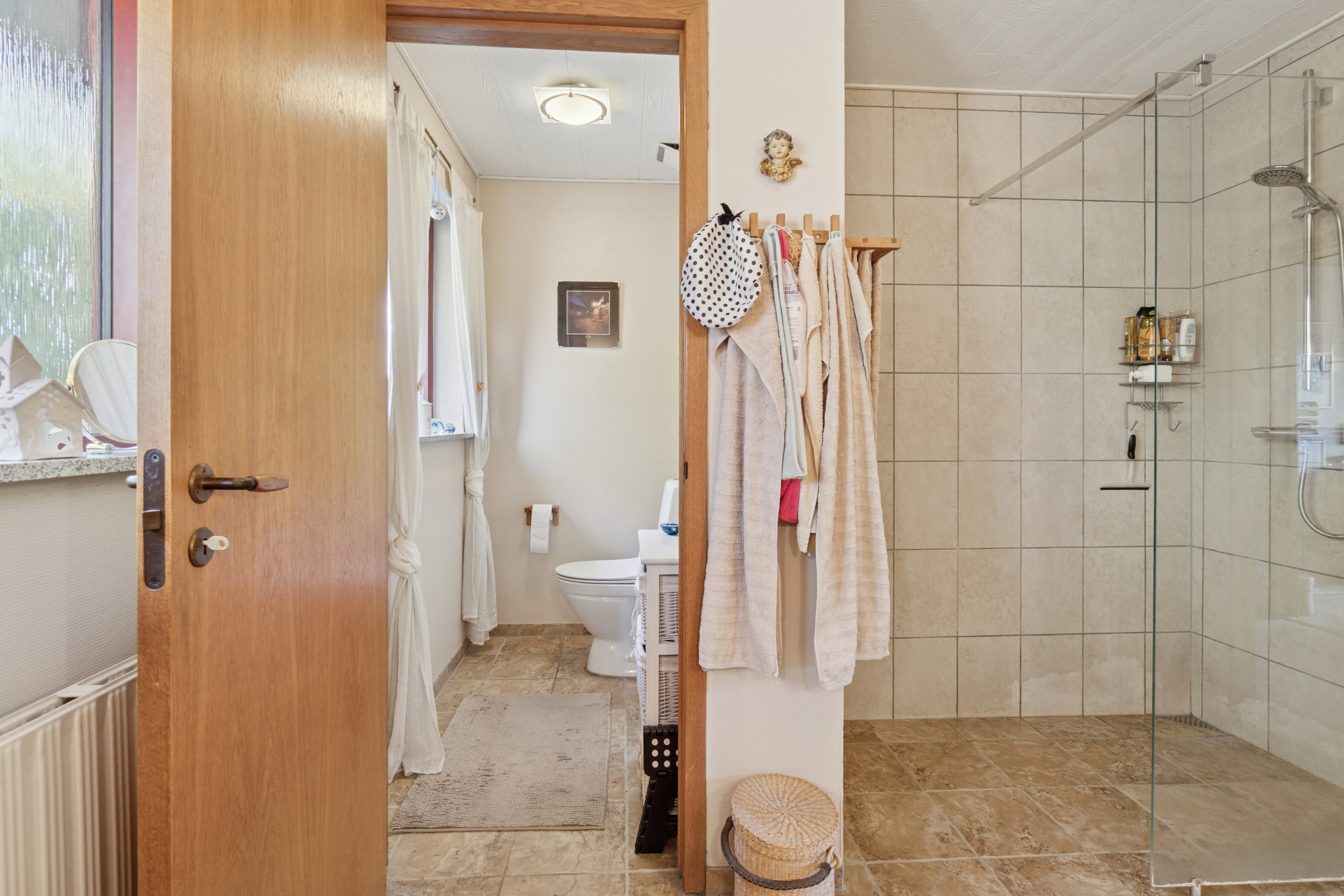 Fremhævet badeværelse billede i fuldskærmstilstand. Billede af Pingels Alle 72, Rønne, 3700 Rønne