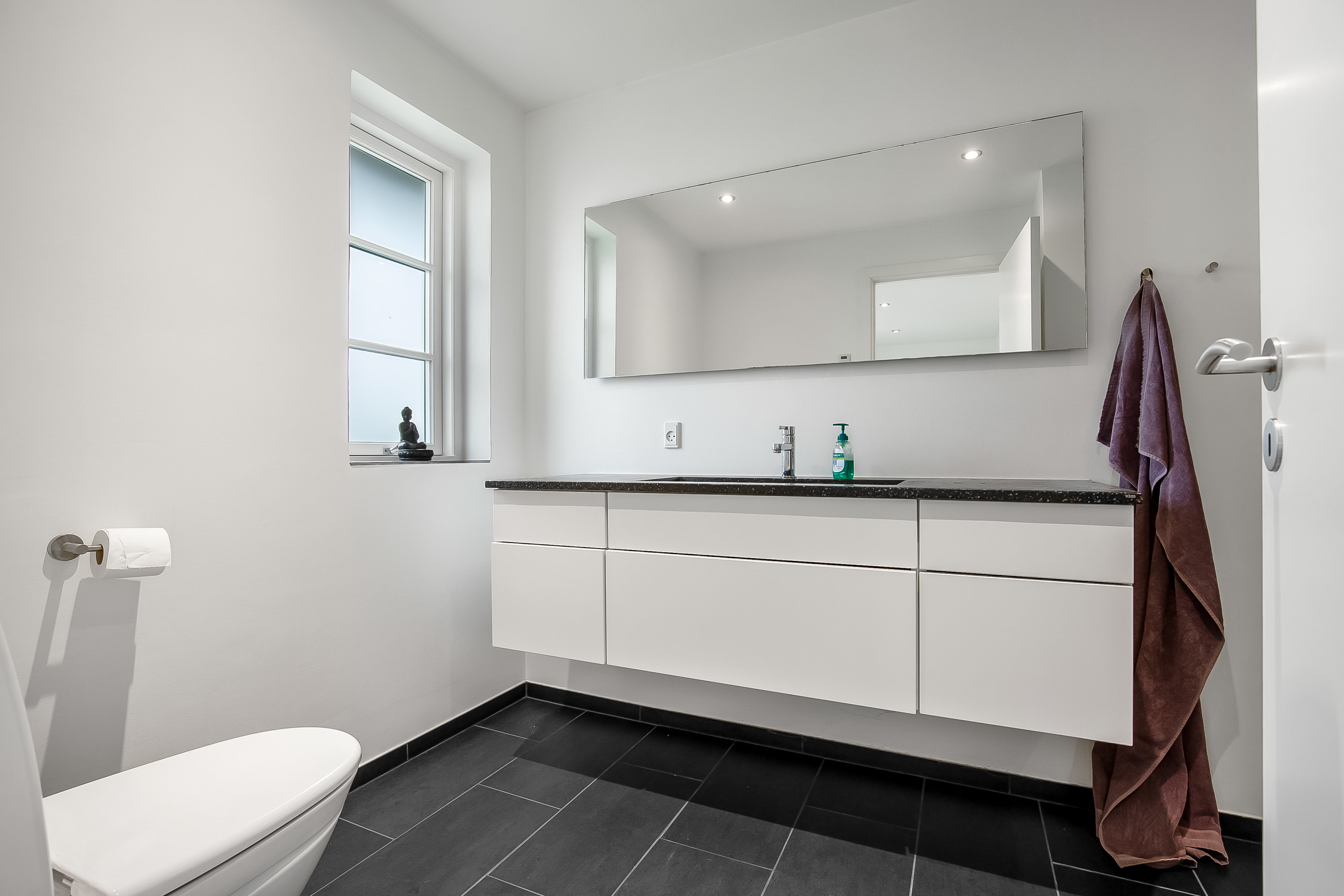 Fremhævet badeværelse billede i fuldskærmstilstand. Billede af Prangerager 84, Bredballe, 7120 Vejle Øst