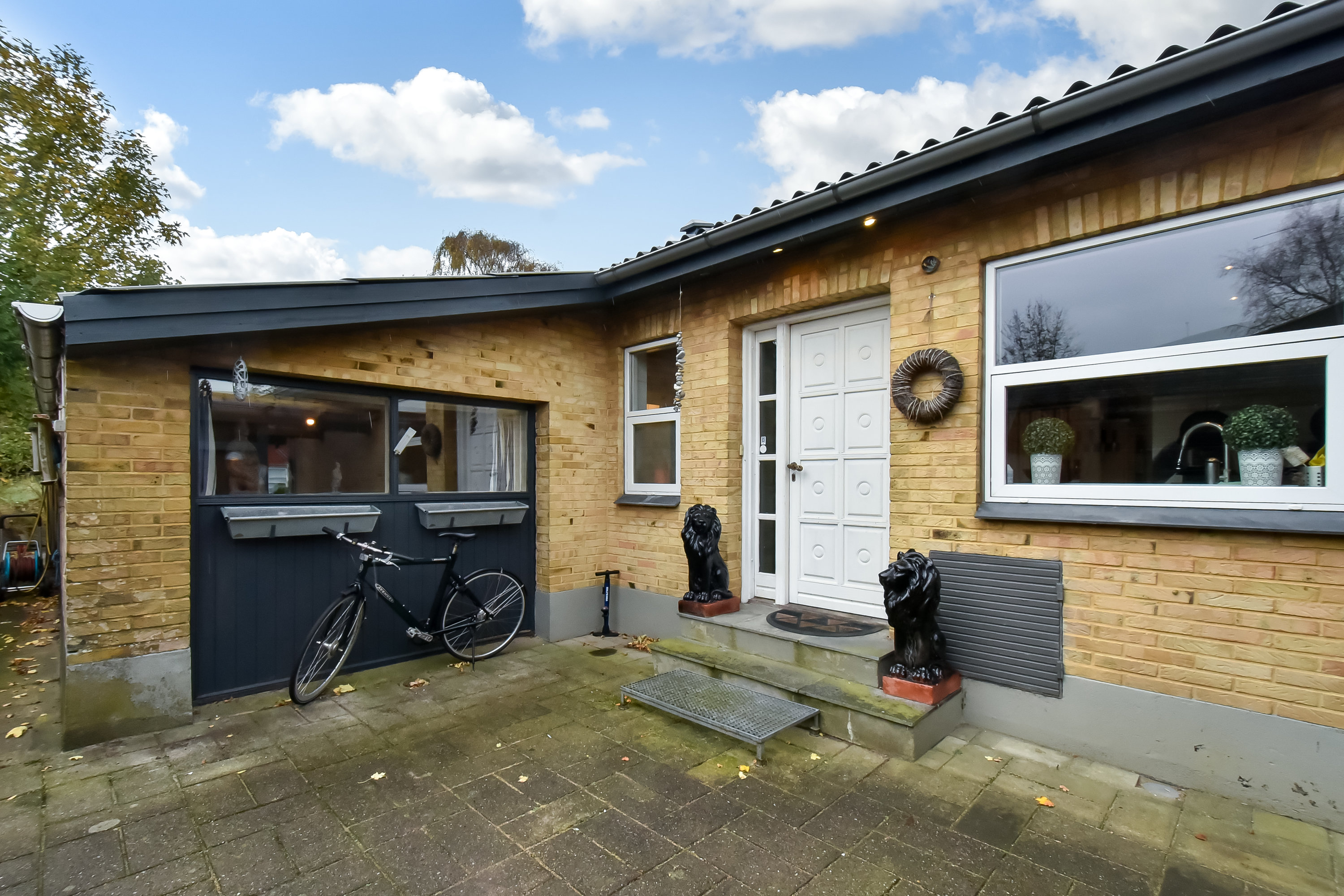 Fremhævet entré billede i fuldskærmstilstand. Billede af Nyvangsvej 14, Lind, 7400 Herning