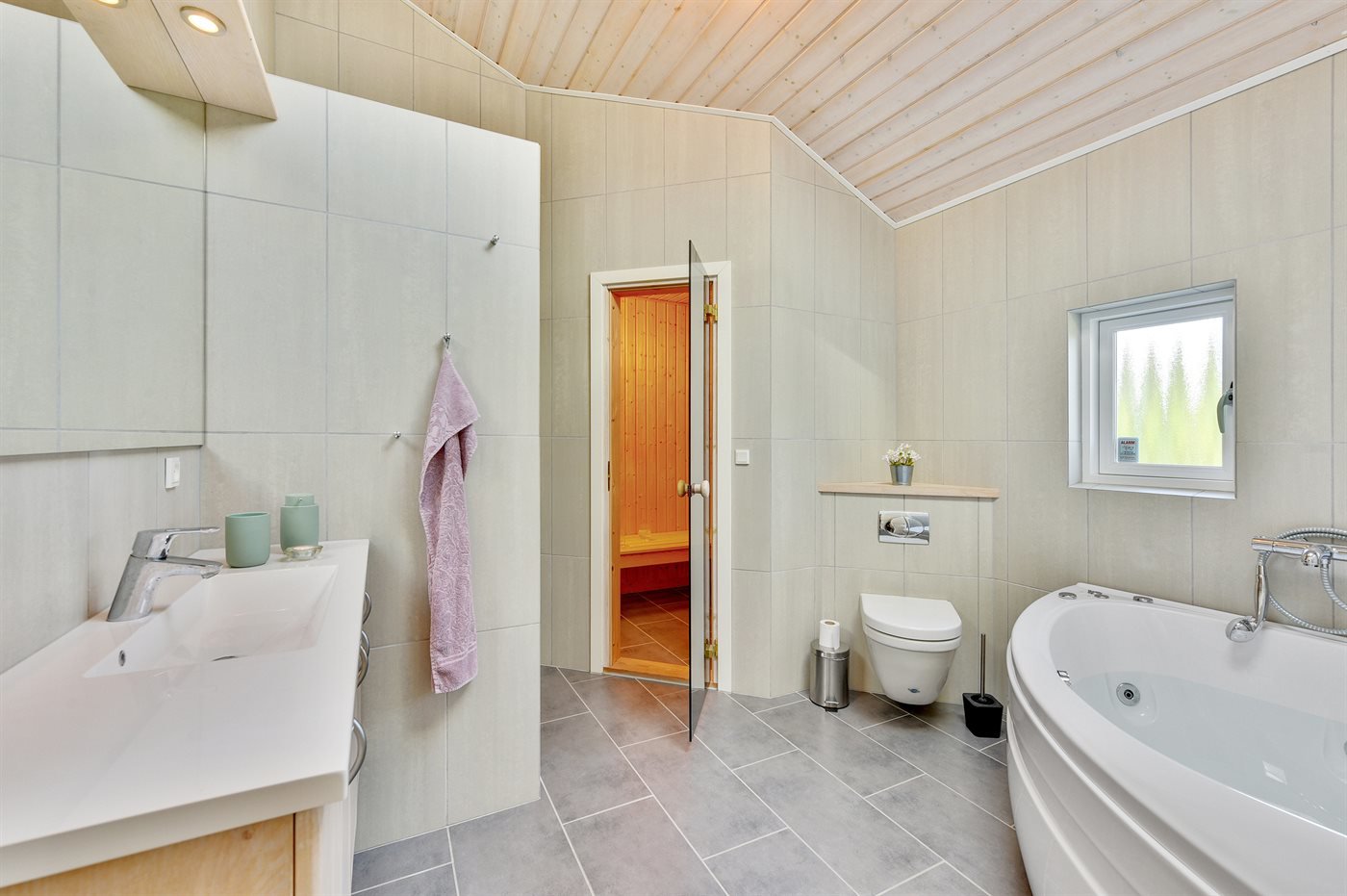 Fremhævet badeværelse  billede i fuldskærmstilstand. Billede af Syrenvej 75, Stauning, 6900 Skjern