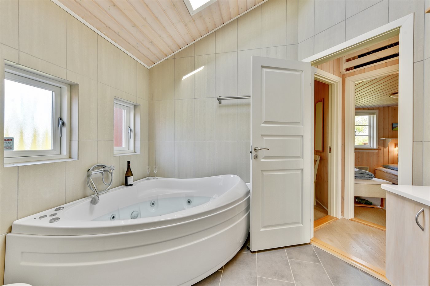 Fremhævet badeværelse  billede i fuldskærmstilstand. Billede af Syrenvej 75, Stauning, 6900 Skjern