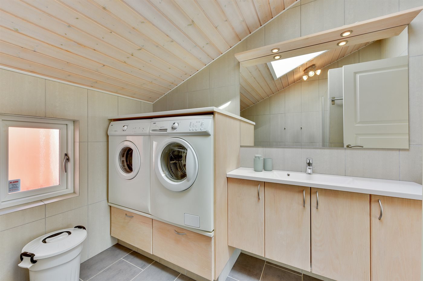 Fremhævet badeværelse  billede i fuldskærmstilstand. Billede af Syrenvej 75, Stauning, 6900 Skjern