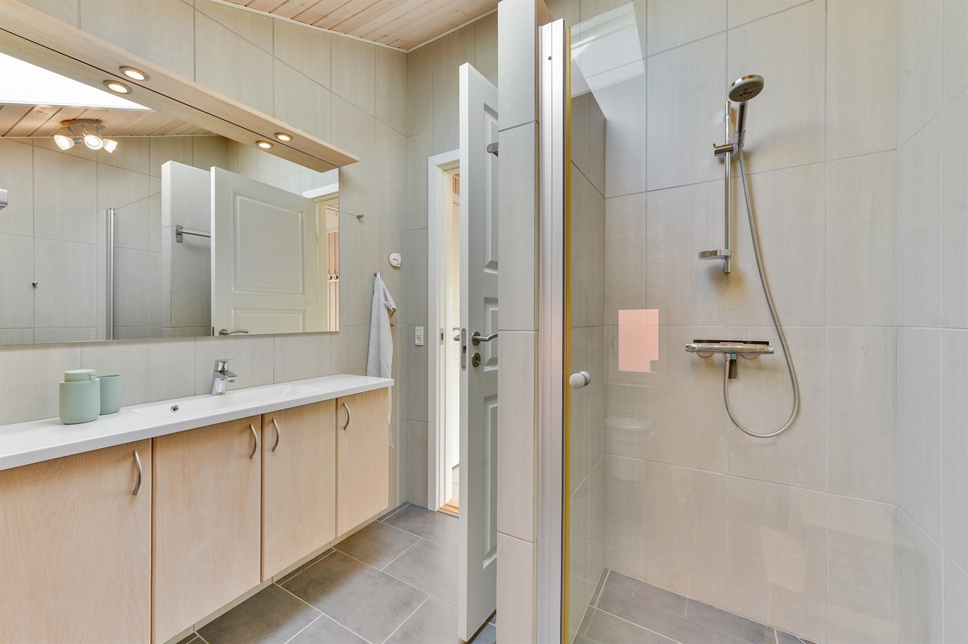 Fremhævet badeværelse  billede i fuldskærmstilstand. Billede af Syrenvej 75, Stauning, 6900 Skjern