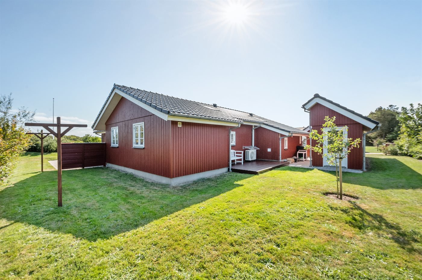 Fremhævet facade billede i fuldskærmstilstand. Billede af Syrenvej 75, Stauning, 6900 Skjern