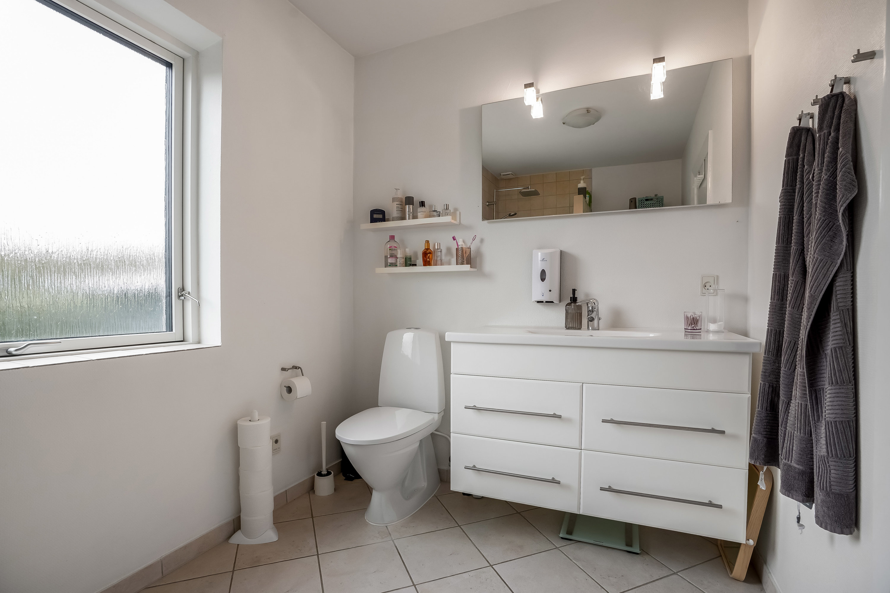 Fremhævet badeværelse billede i fuldskærmstilstand. Billede af Violvej 1, 5500 Middelfart